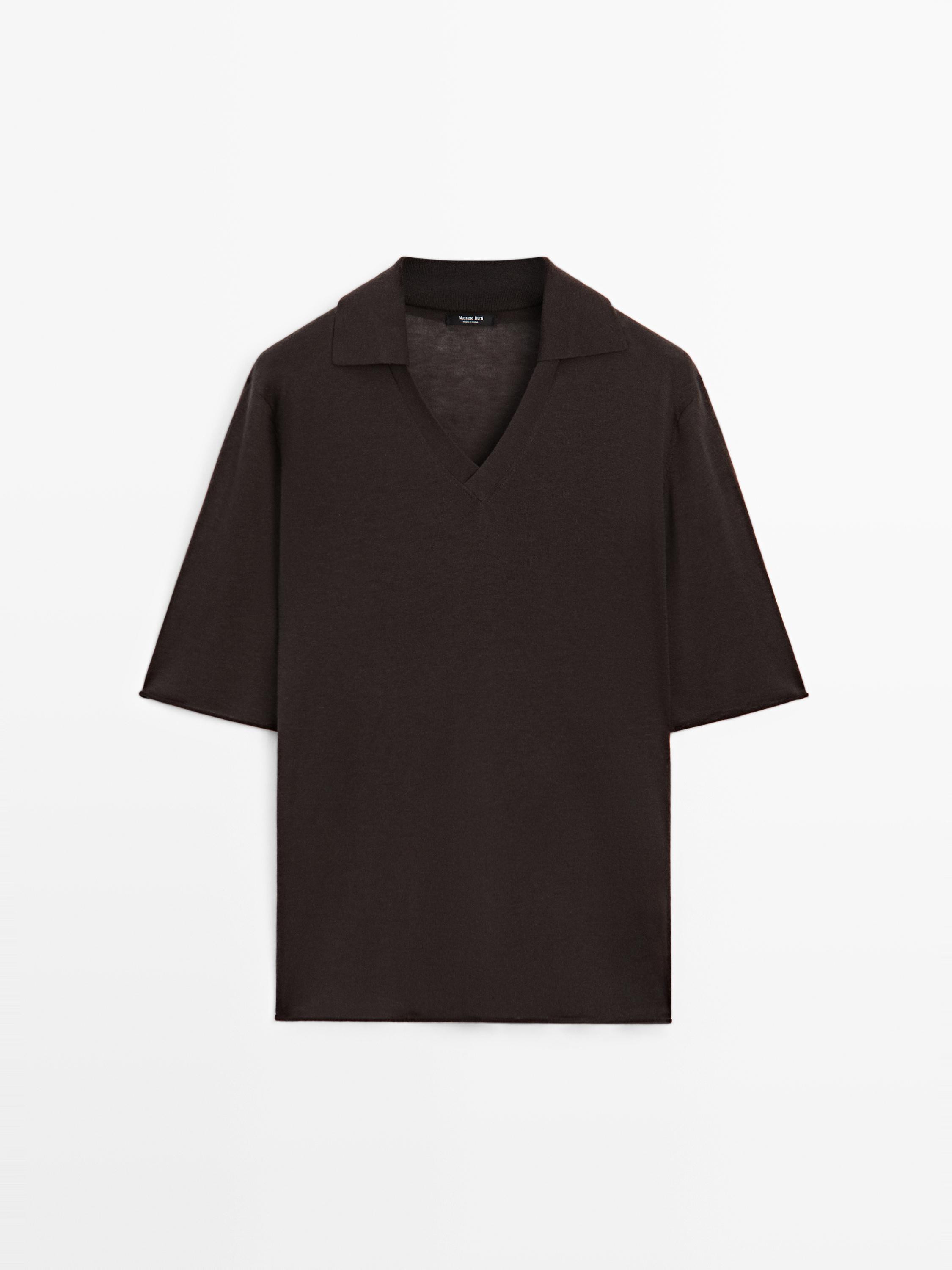 Vue de face d'un pull oversize marron en maille avec col en V et manches courtes.