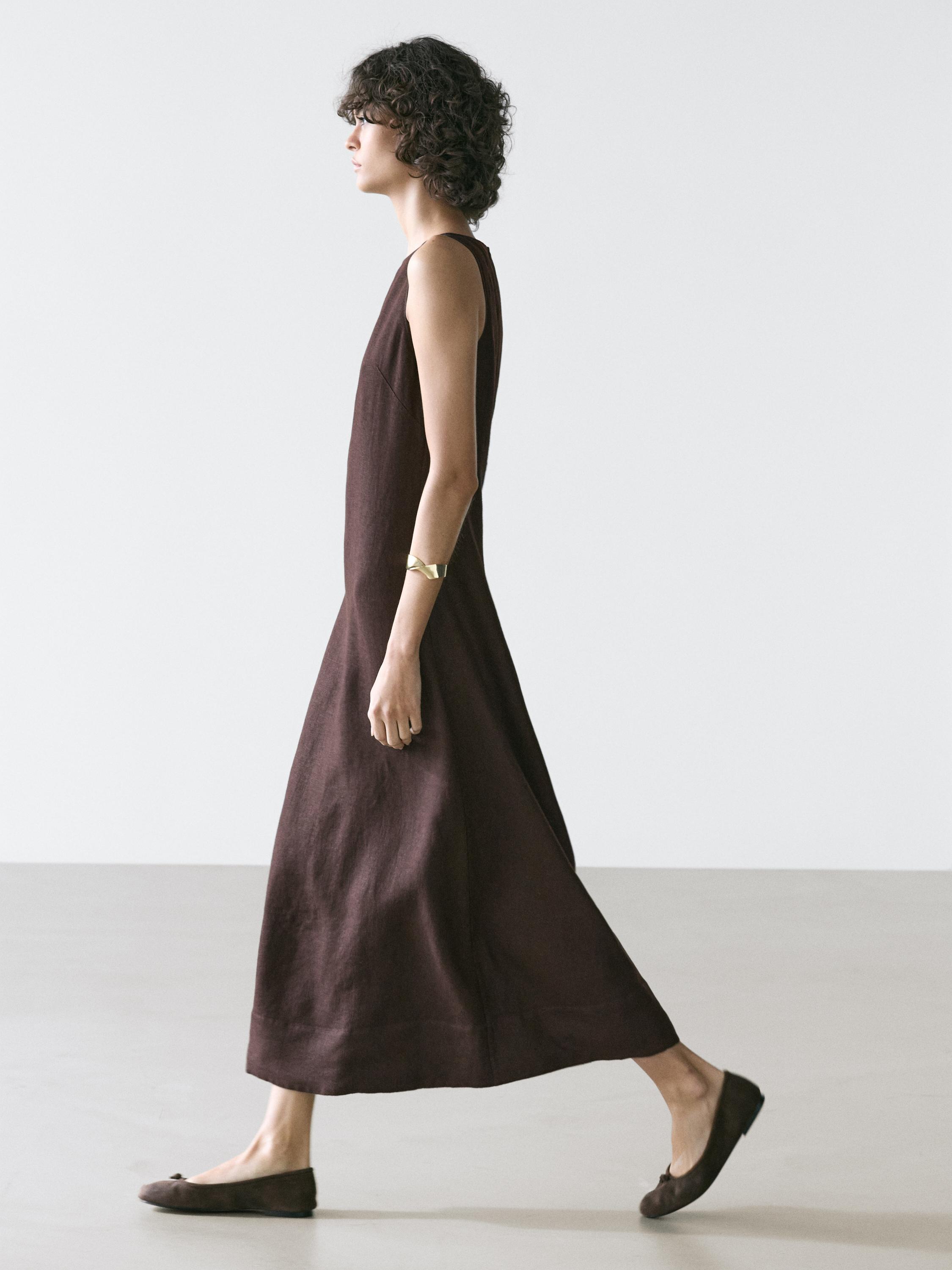 Ärmelloses, schokoladenfarbenes Midi-Halterkleid-Set, gerader Schnitt, knöchellang.