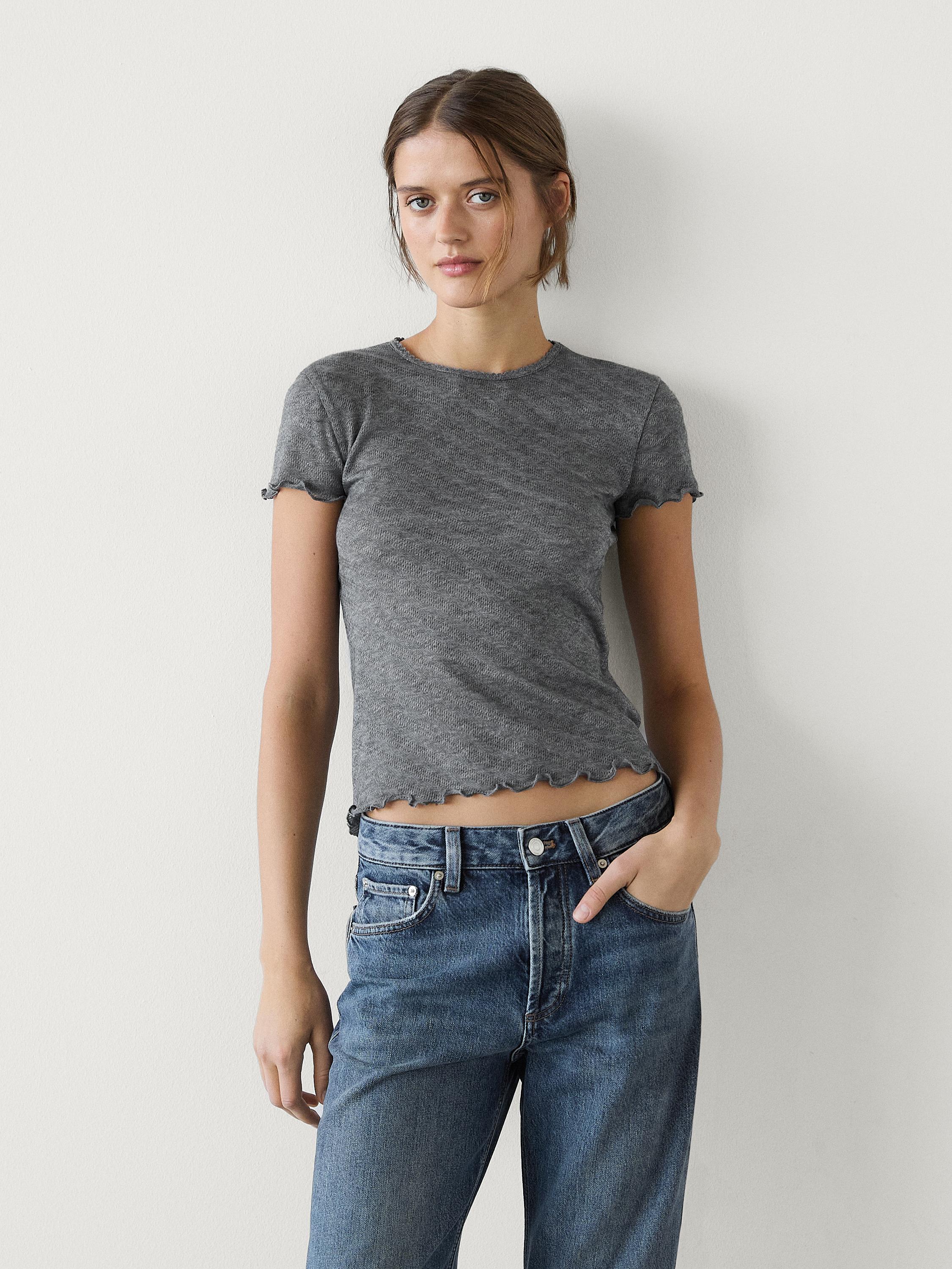 T-Shirt mit kurzen Ärmeln mit gewelltem Saum
