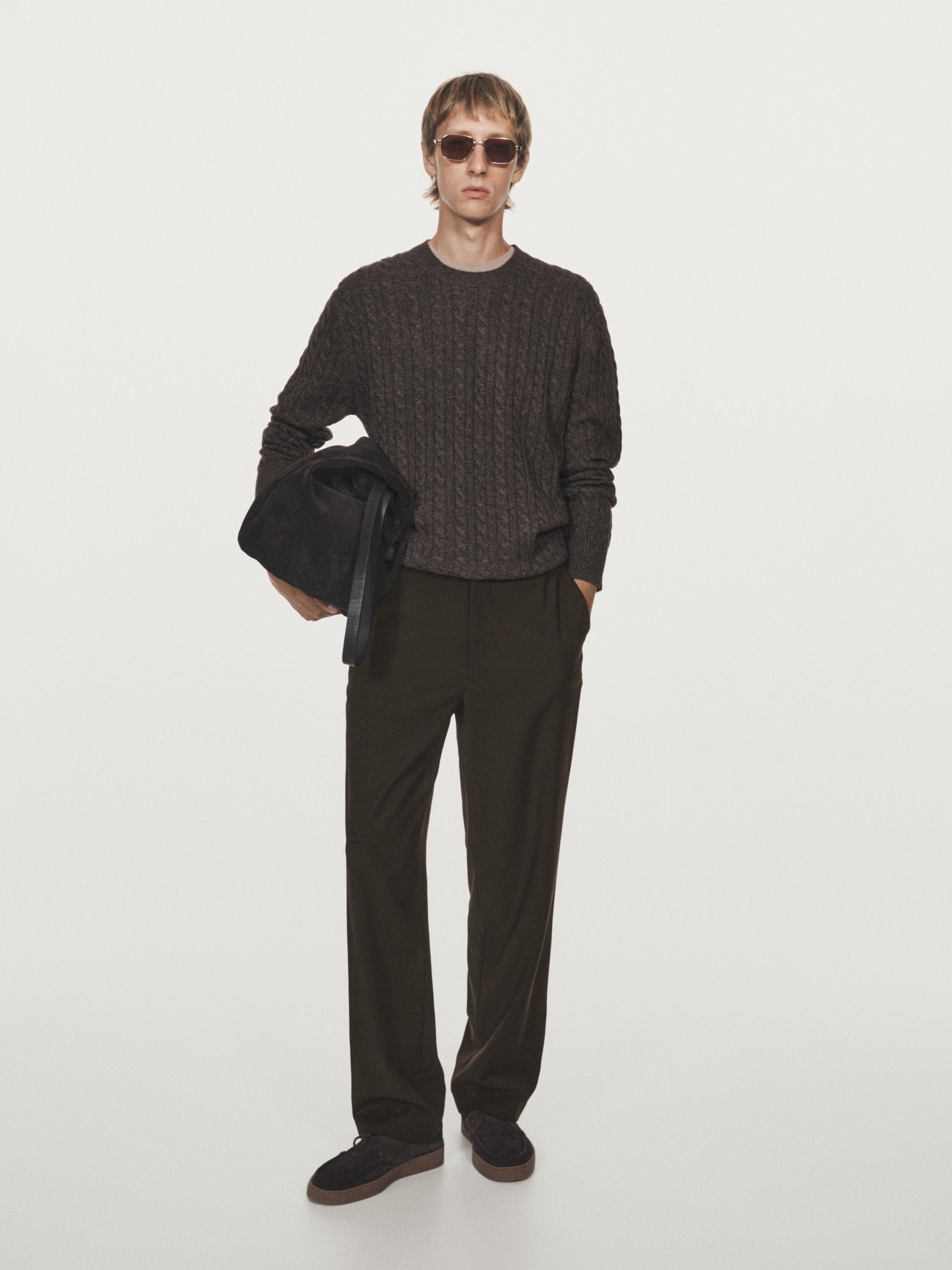 סוודר בסריגה עבה עם צווארון עגול