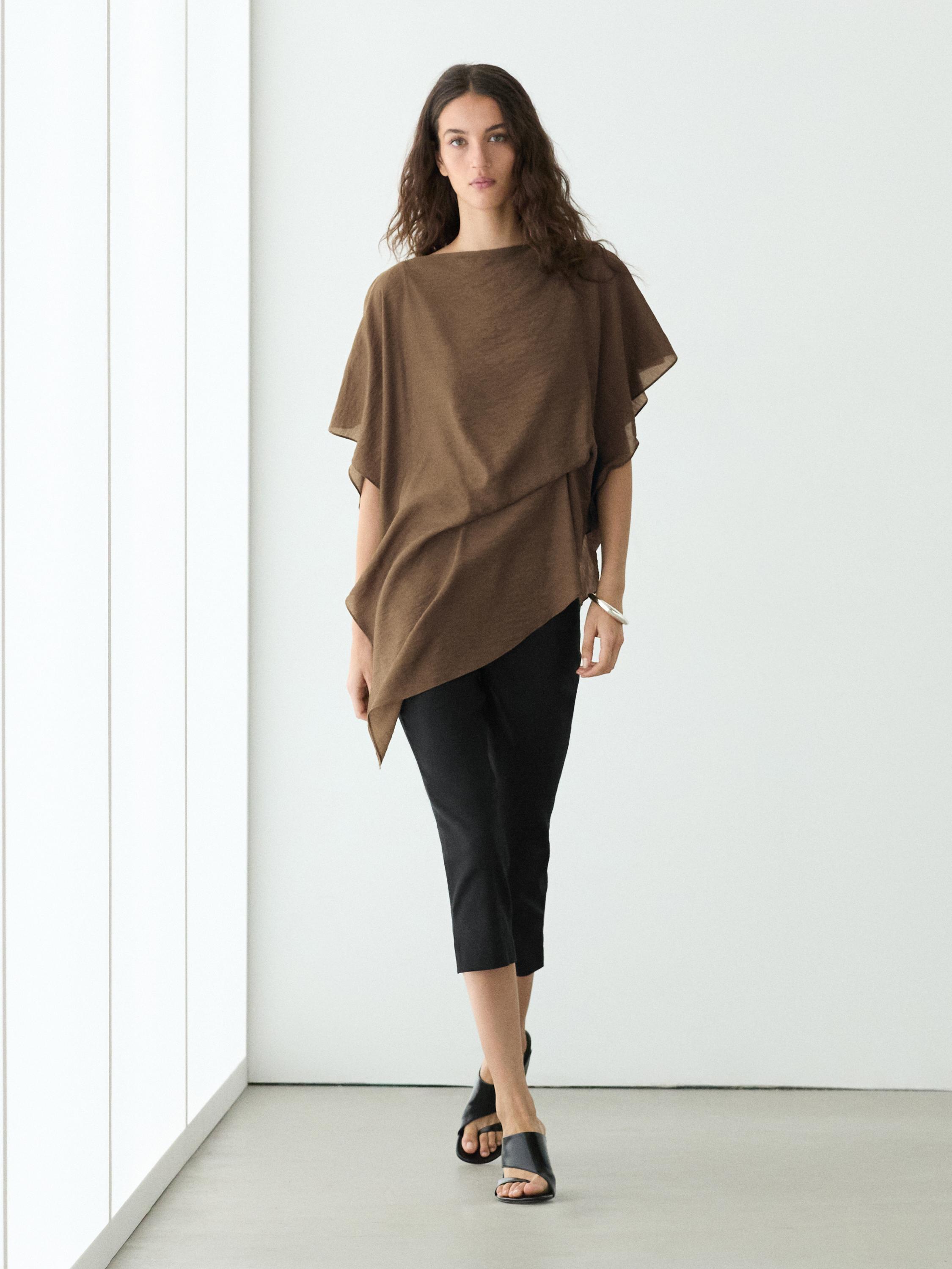Blusa fluida asimétrica estilo capa