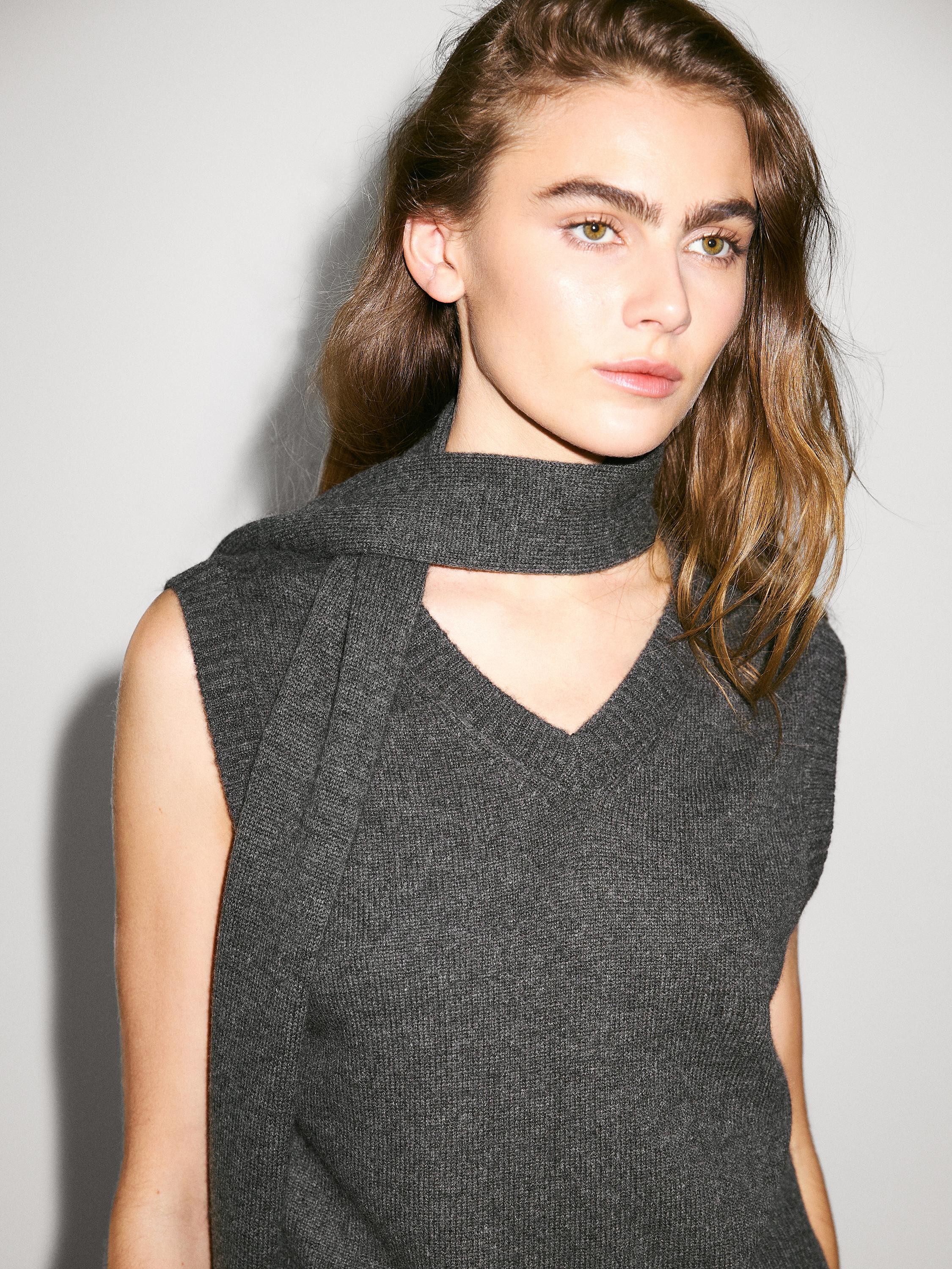 100% cashmere V-neck vest