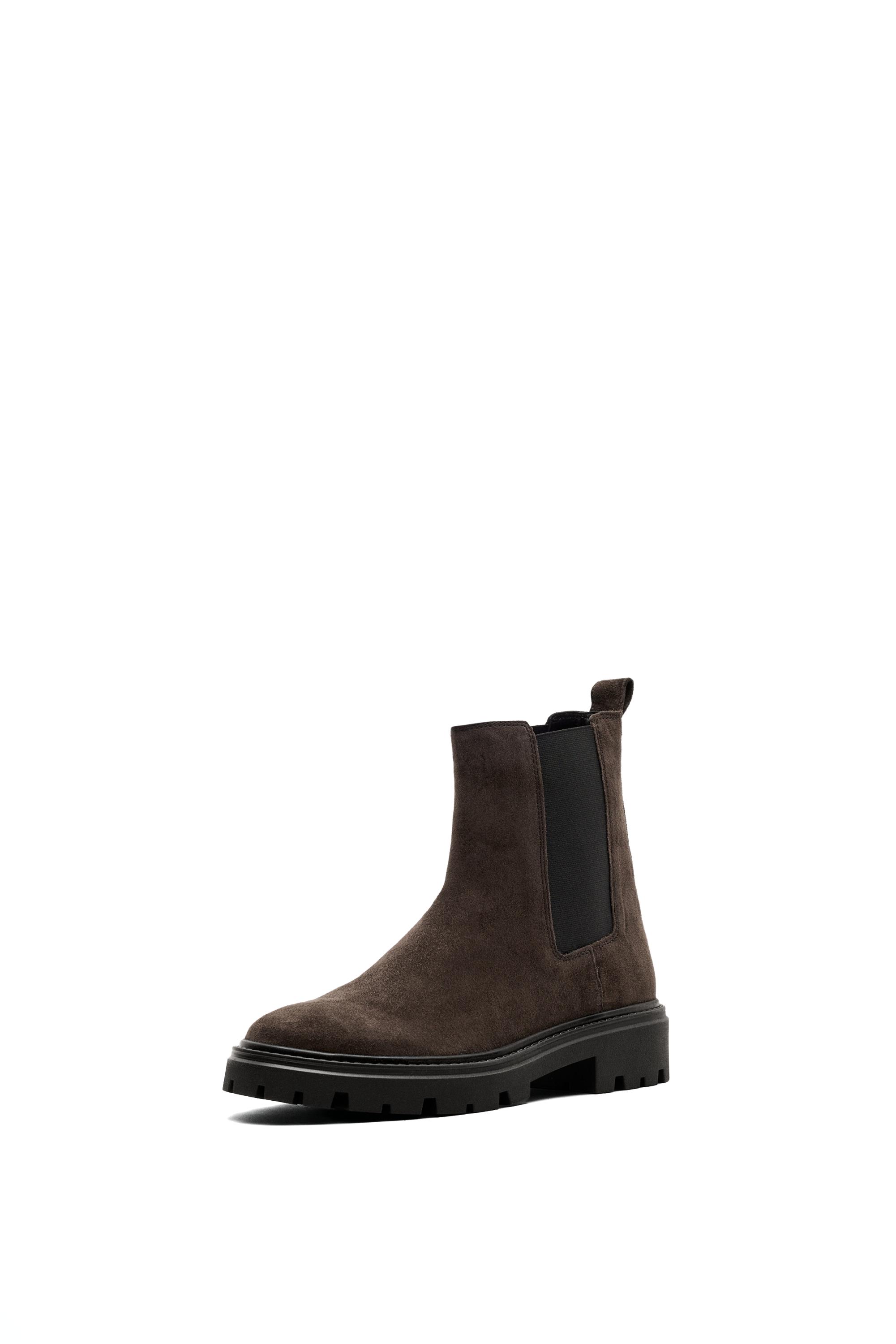 Flat Chelsea boots with track sole — BROWN
