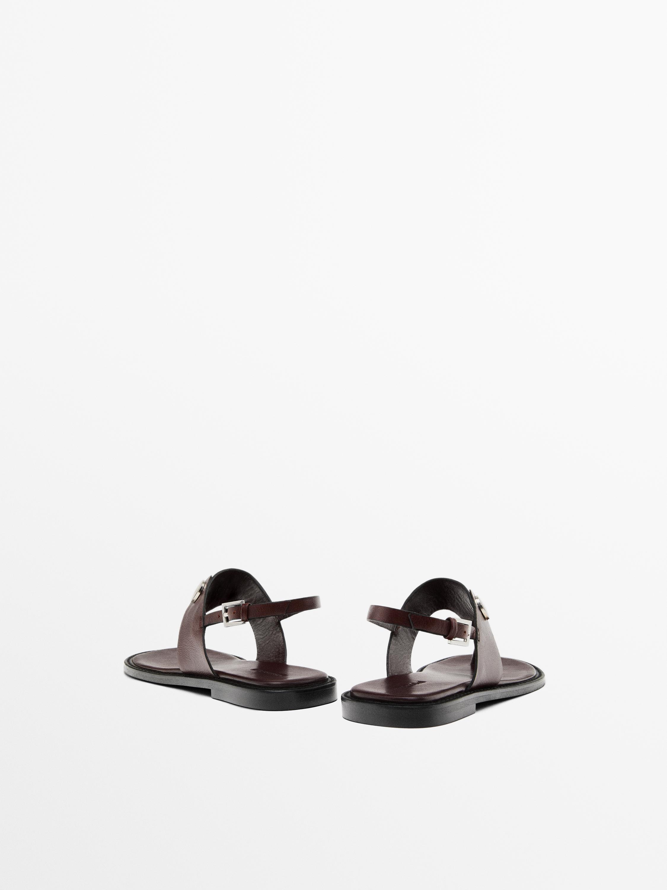 Flat sandals with buttons
