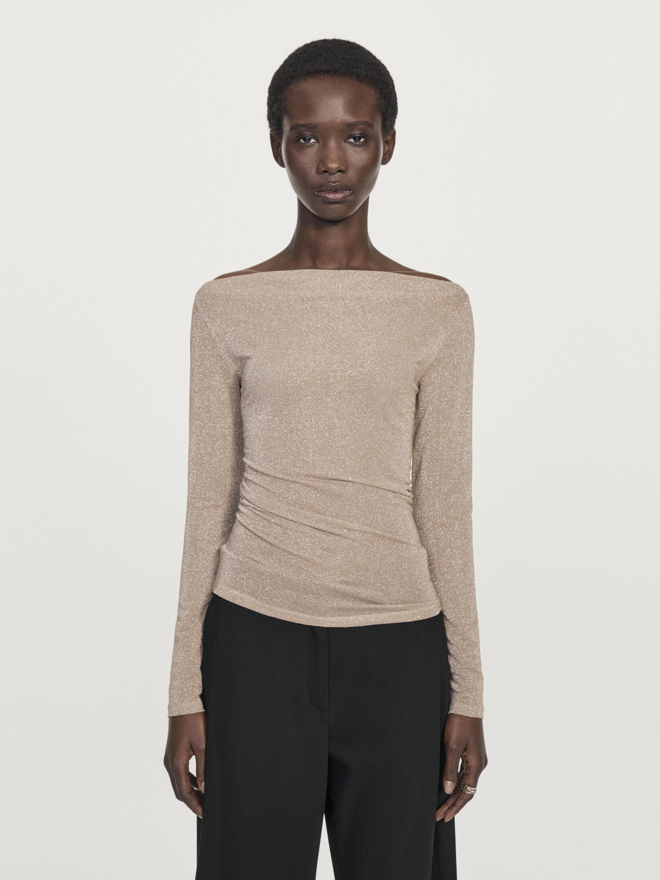 Bluzë me jakë "varkë" me finiturrë metalike