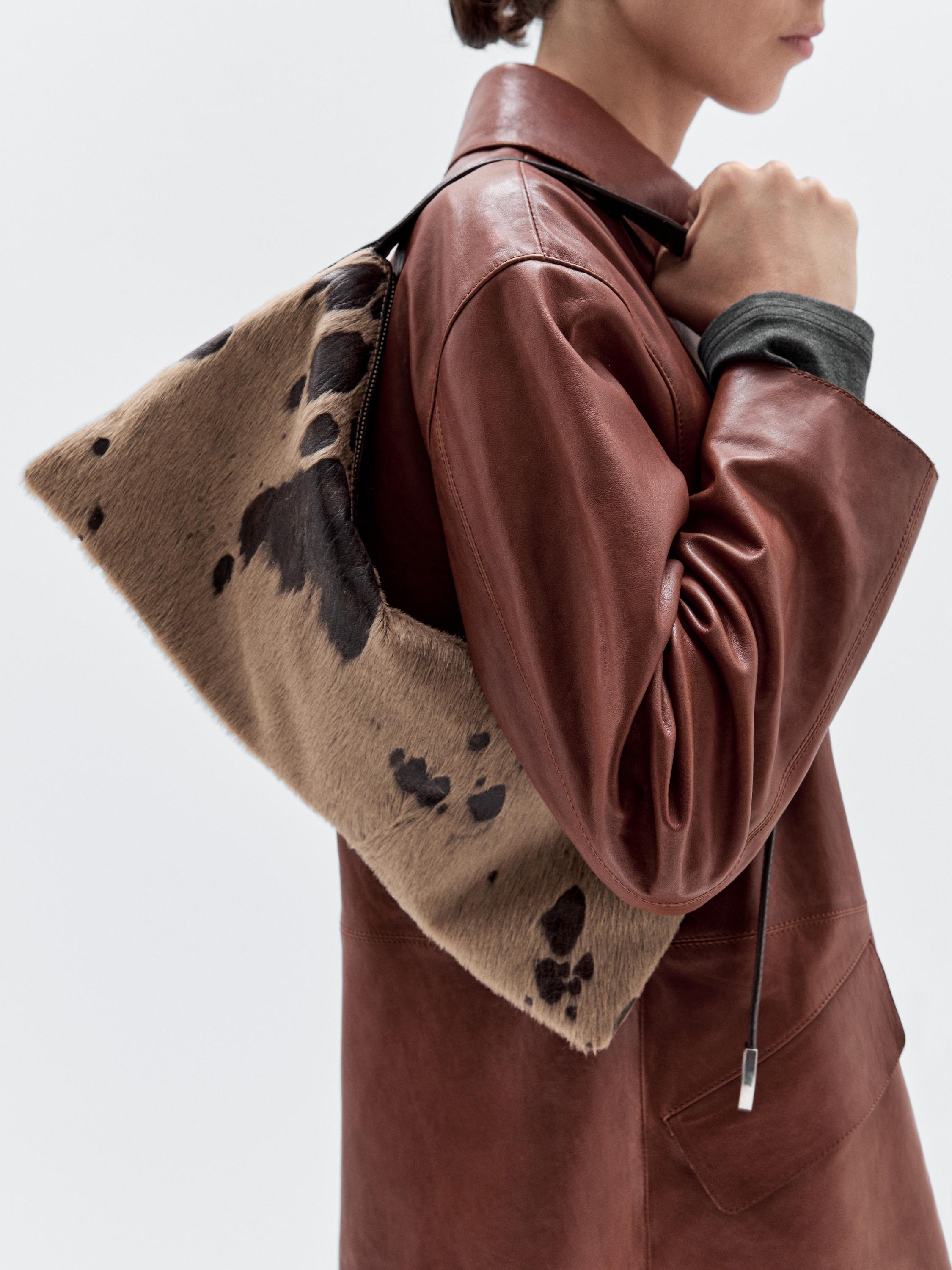 Leren tas met haar en print