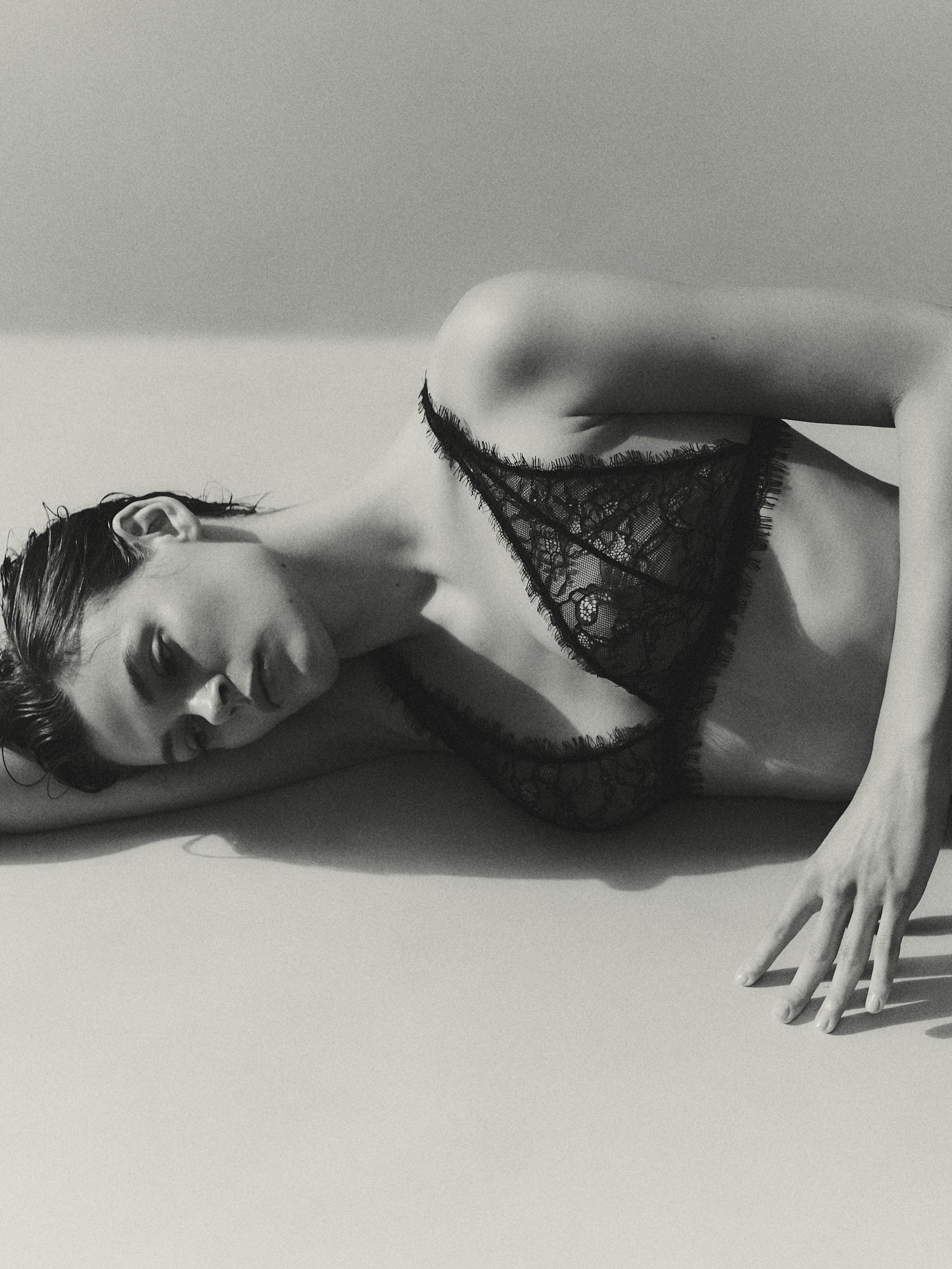 Frayed lace bralette — BLACK