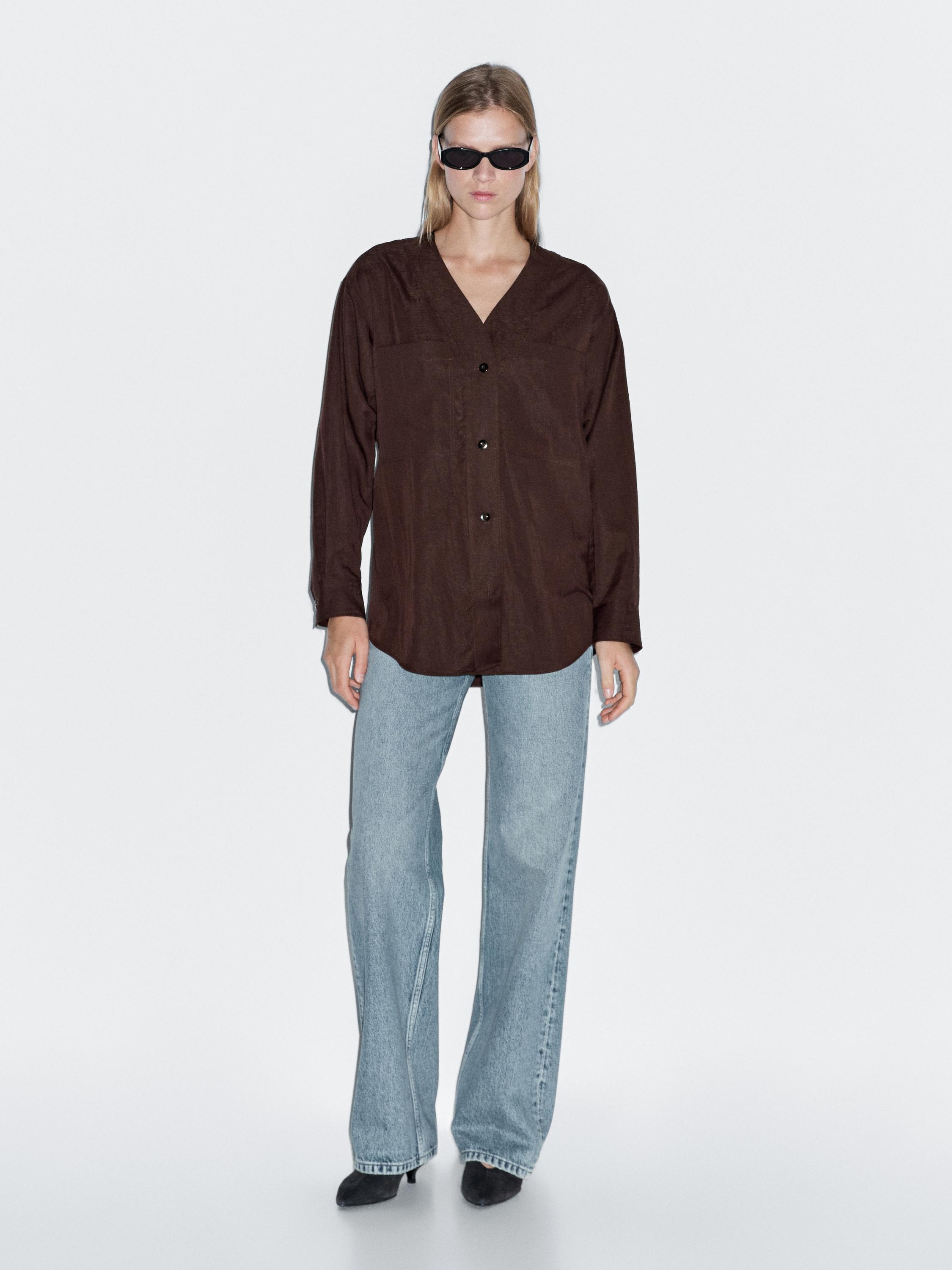 V-neck shirt with pockets