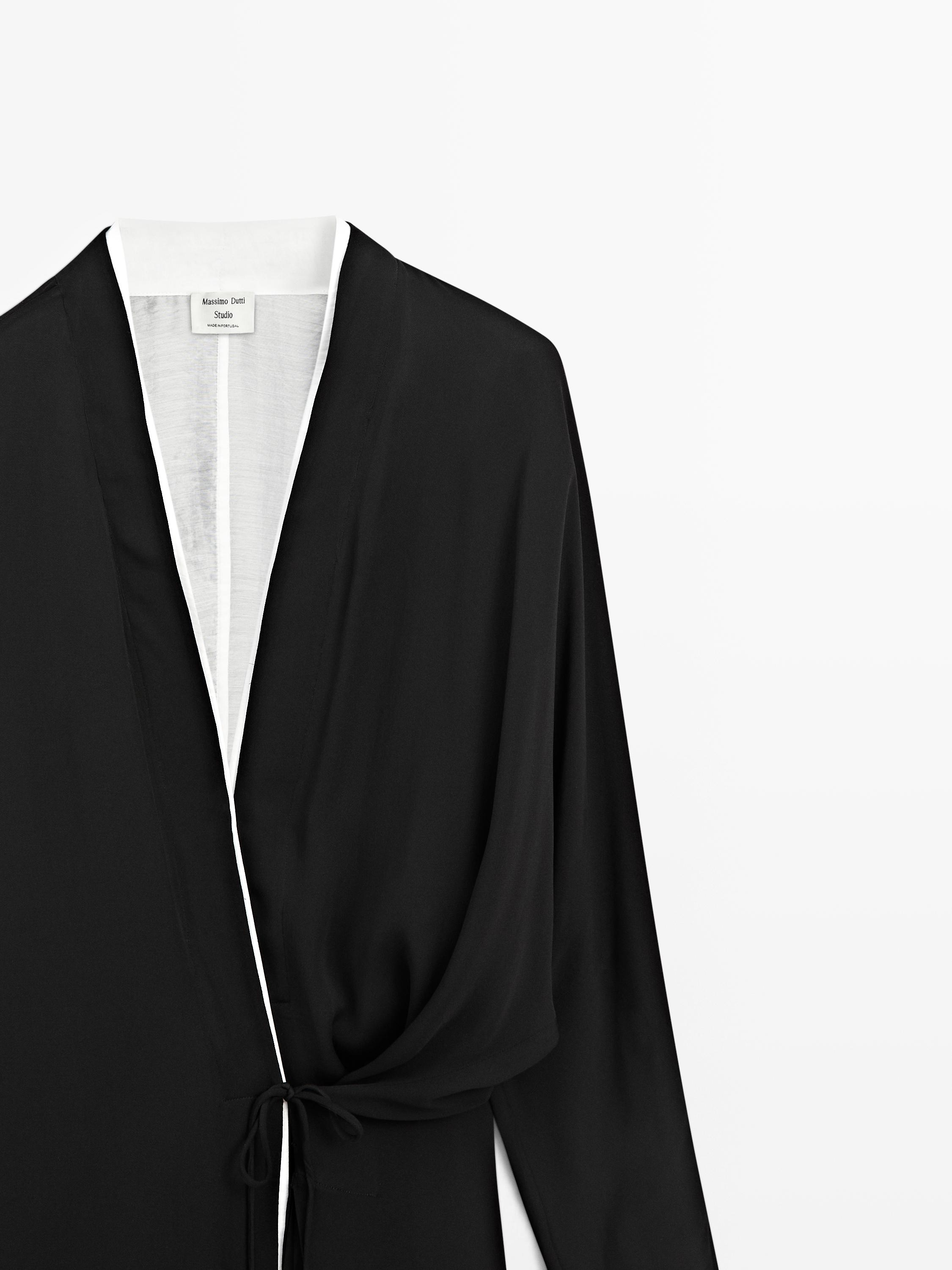 Fließendes Wickelkleid mit Schleifendetail – STUDIO