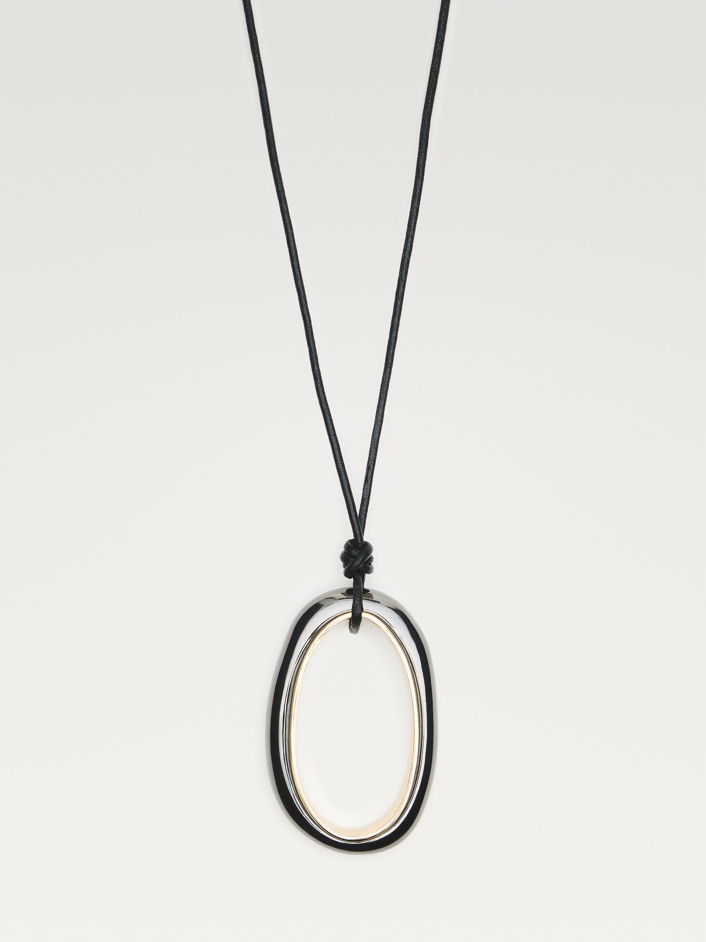 Ogrlica s ovalnim privjeskom