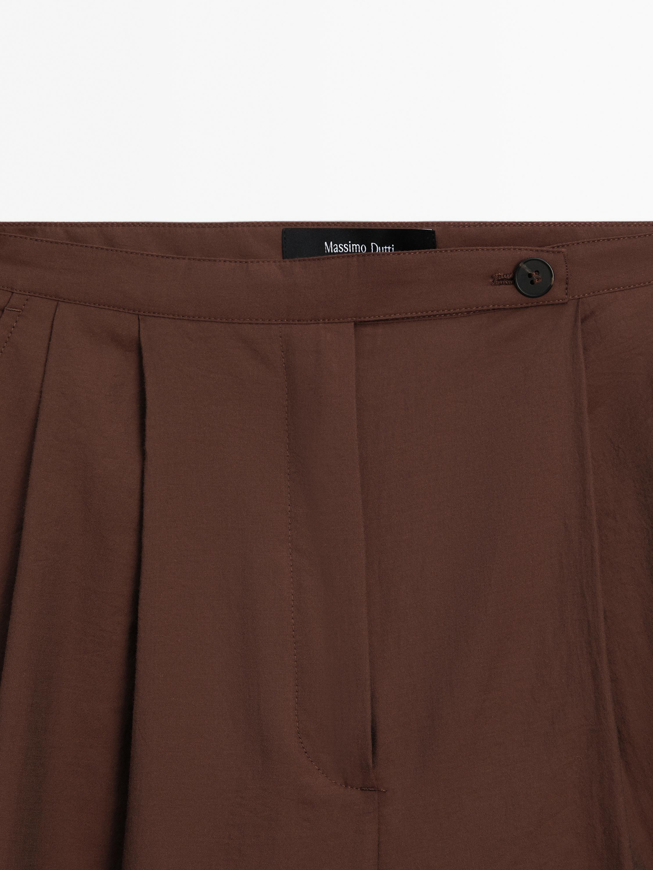 Flowing trousers with double darts