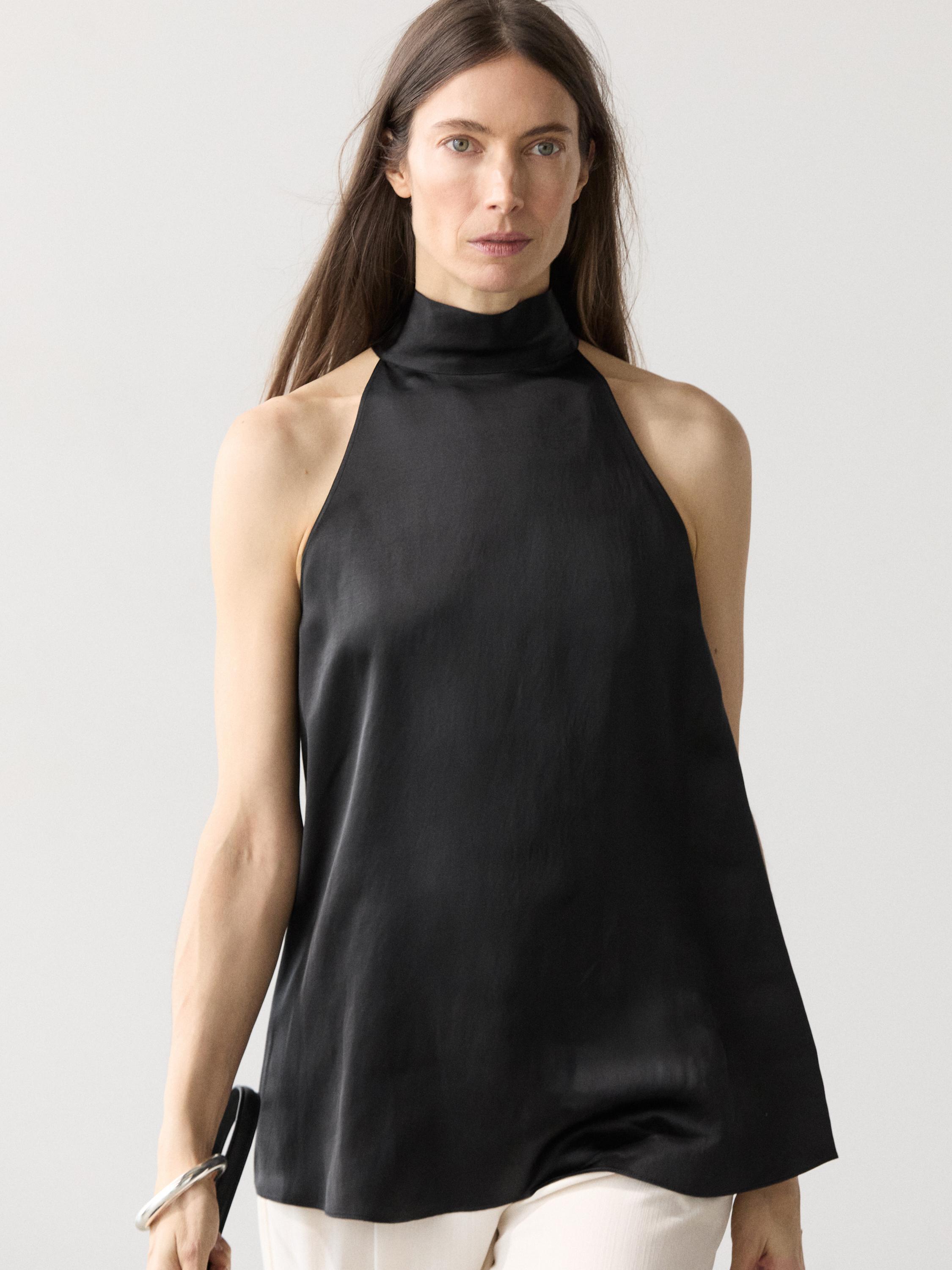 Halbaufnahme eines schwarzen, satinartigen Neckholder-Tops mit Stehkragen und Bindeband.