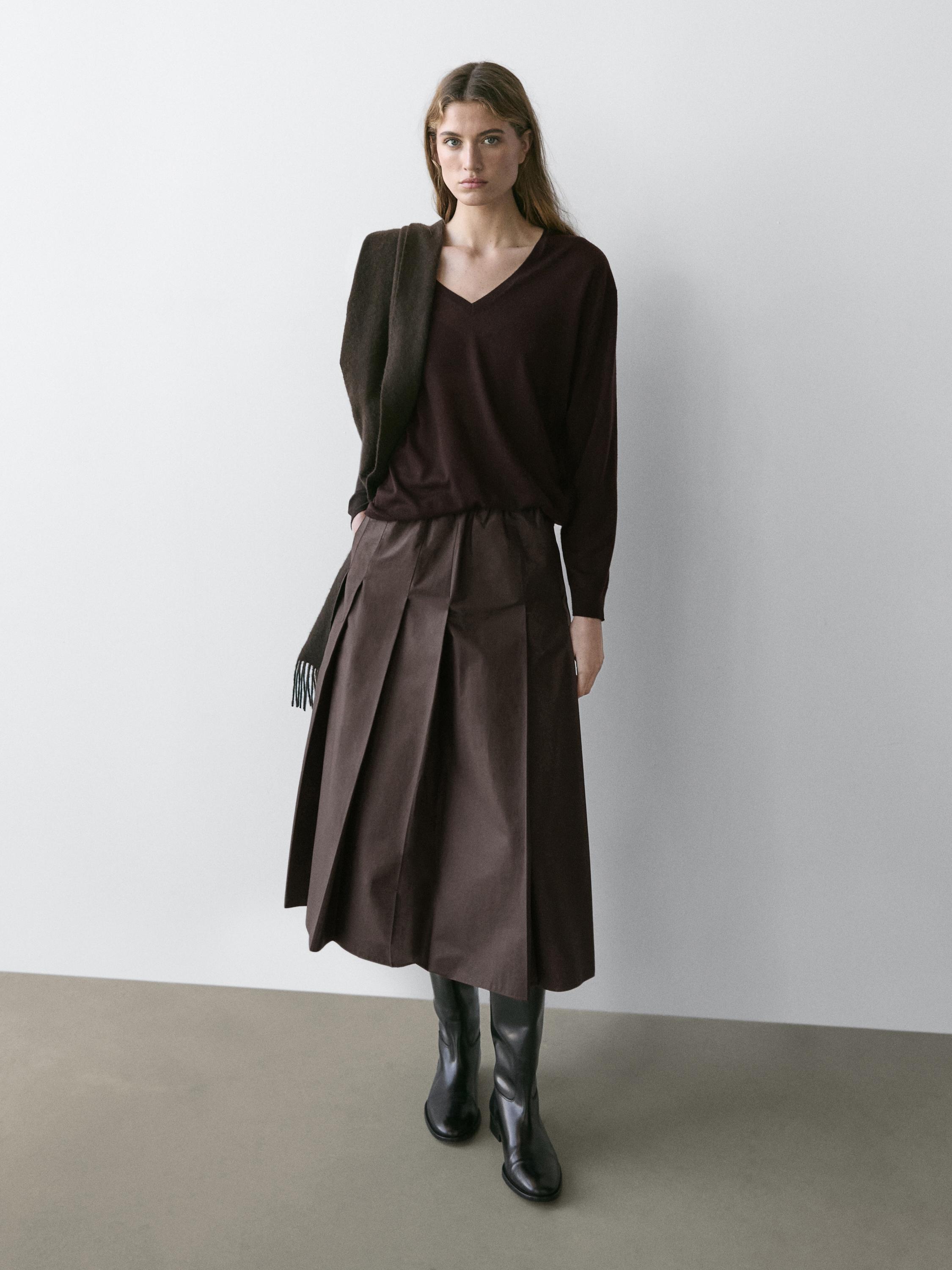 100% wool V-neck knit sweater — BROWN