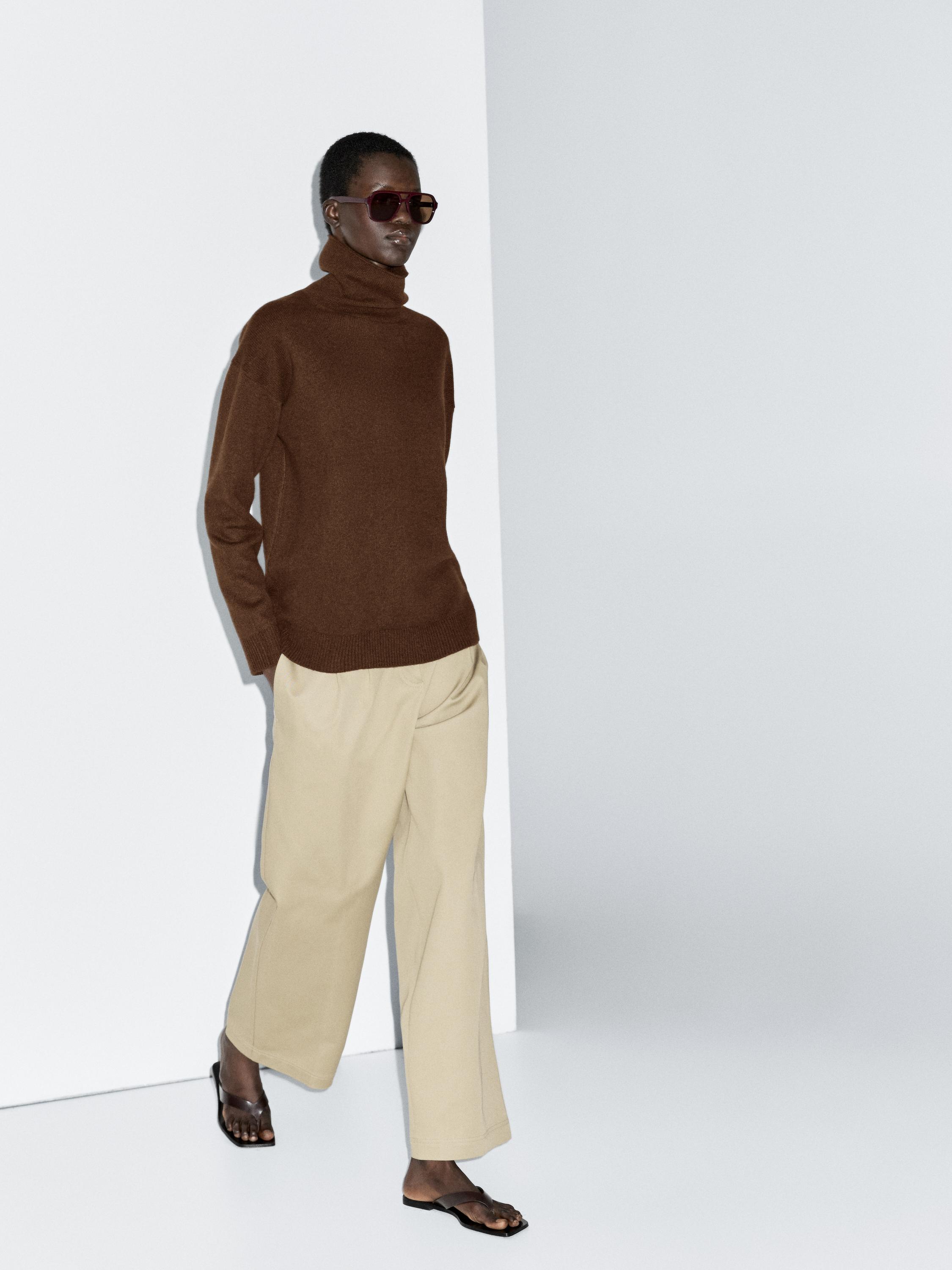 Adīts jauktas vilnas džemperis ar augstu, atlokāmu apkakli