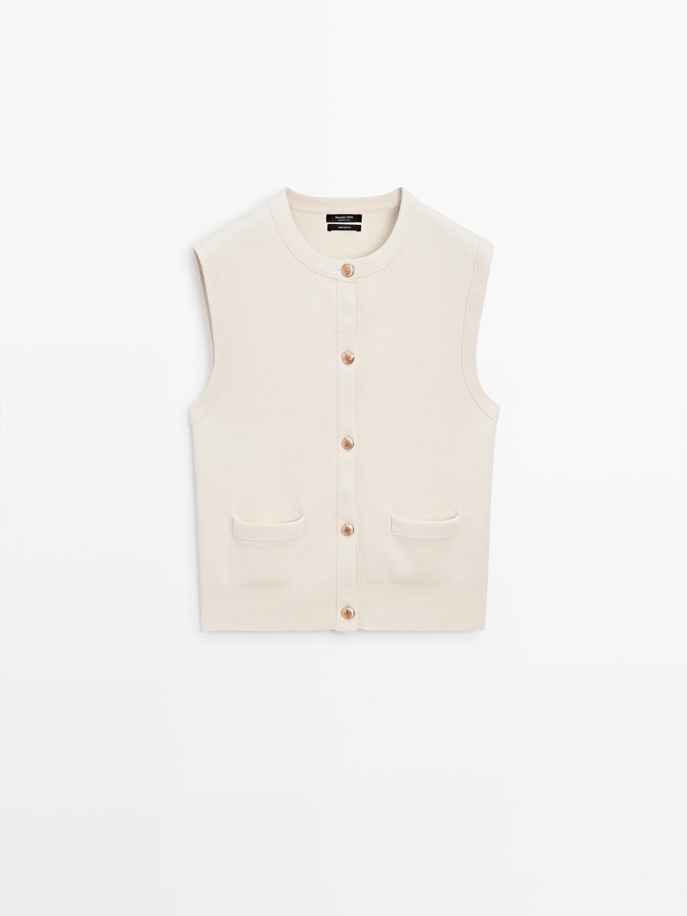 Txaleko gordinaren aurrealdeko ikuspegia, botoi-ilararen erdian eta aurreko poltsikoekin.