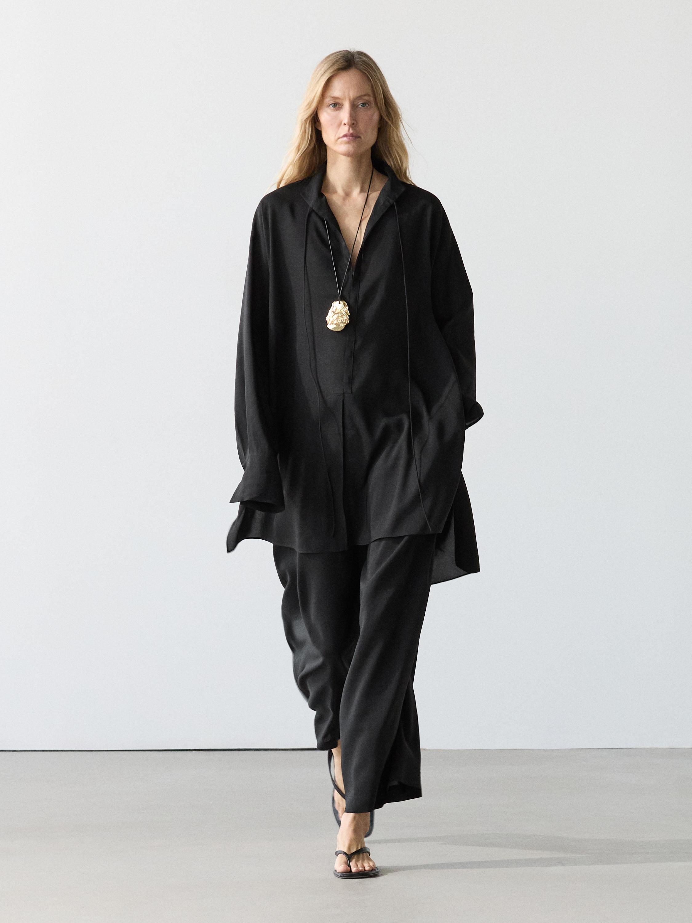 Mavjlanuvchan zigʻir aralash matodan tik yoqali koʻylak