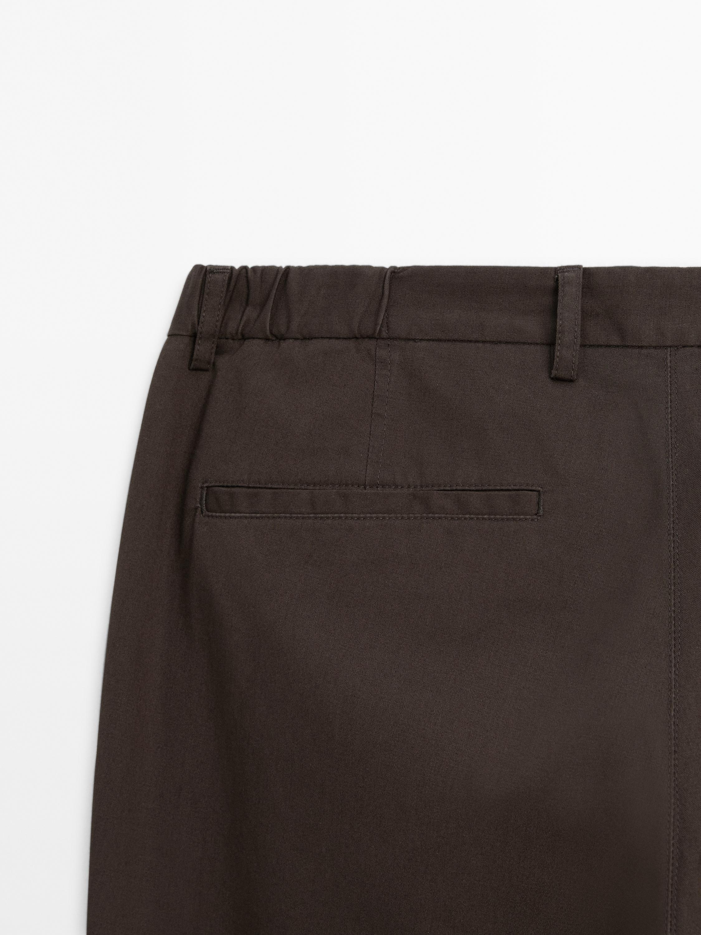 Pantalón tapered fit goma lateral