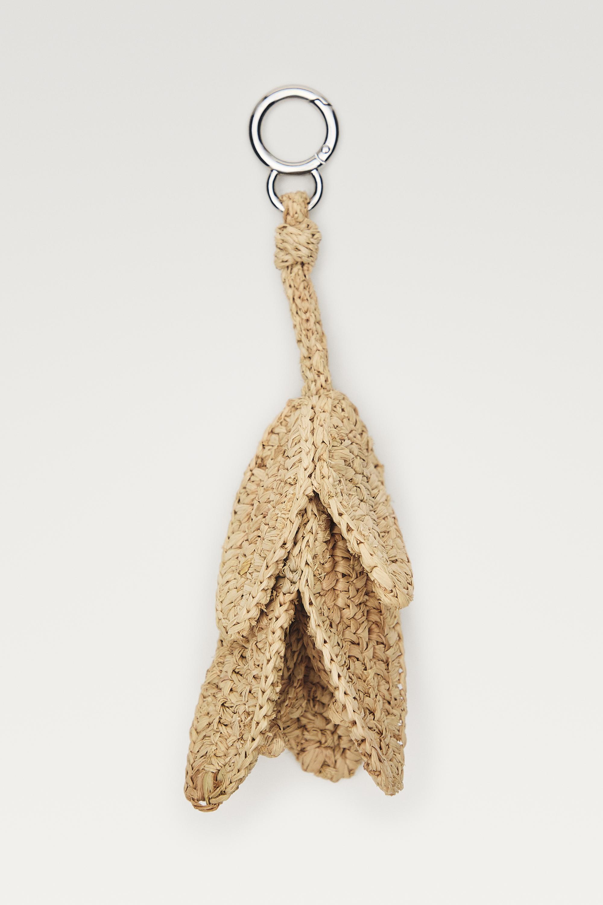 Raffia flower charm — BEIGE