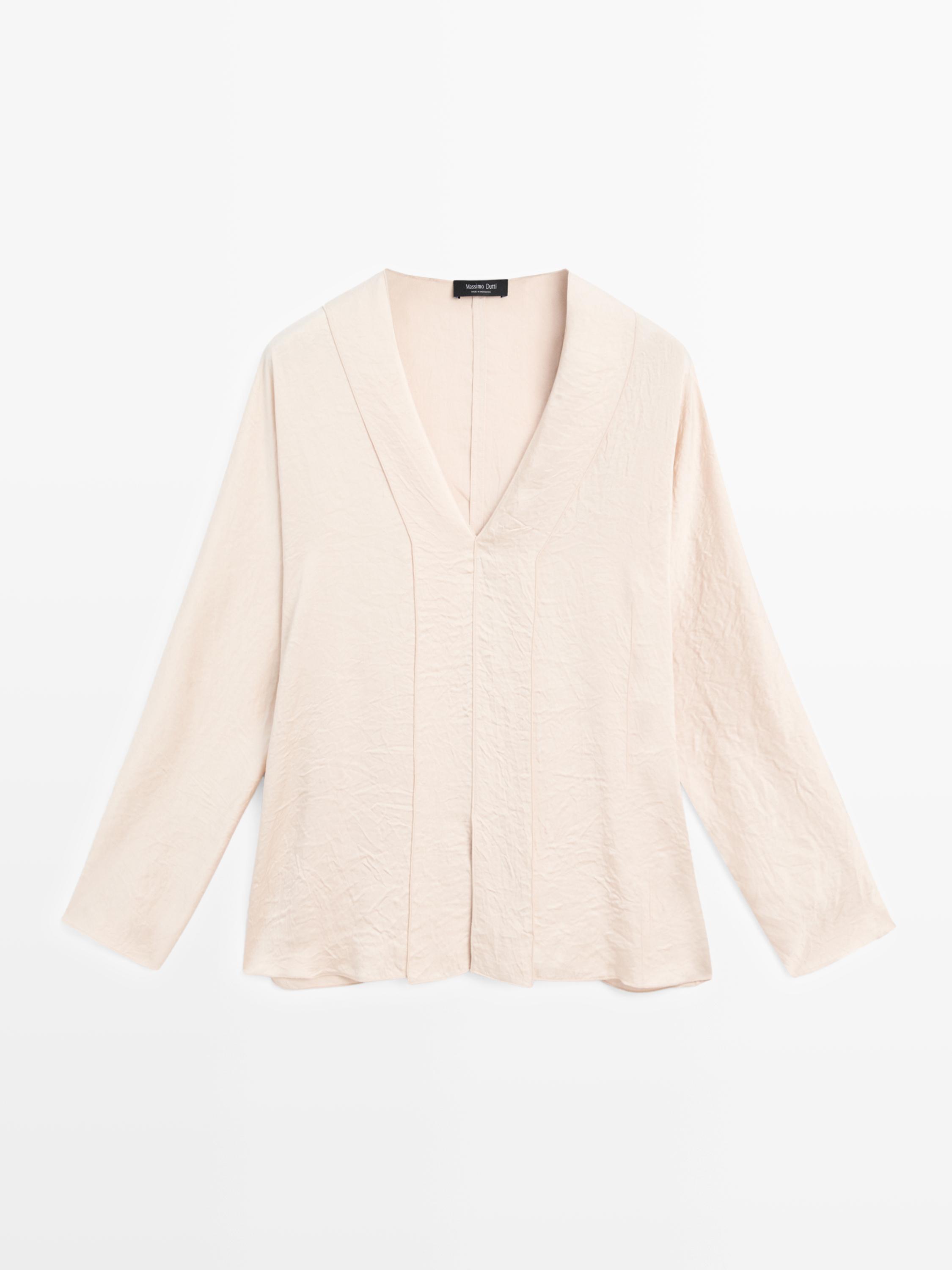 Blusa satinatua v-formako lepoarekin