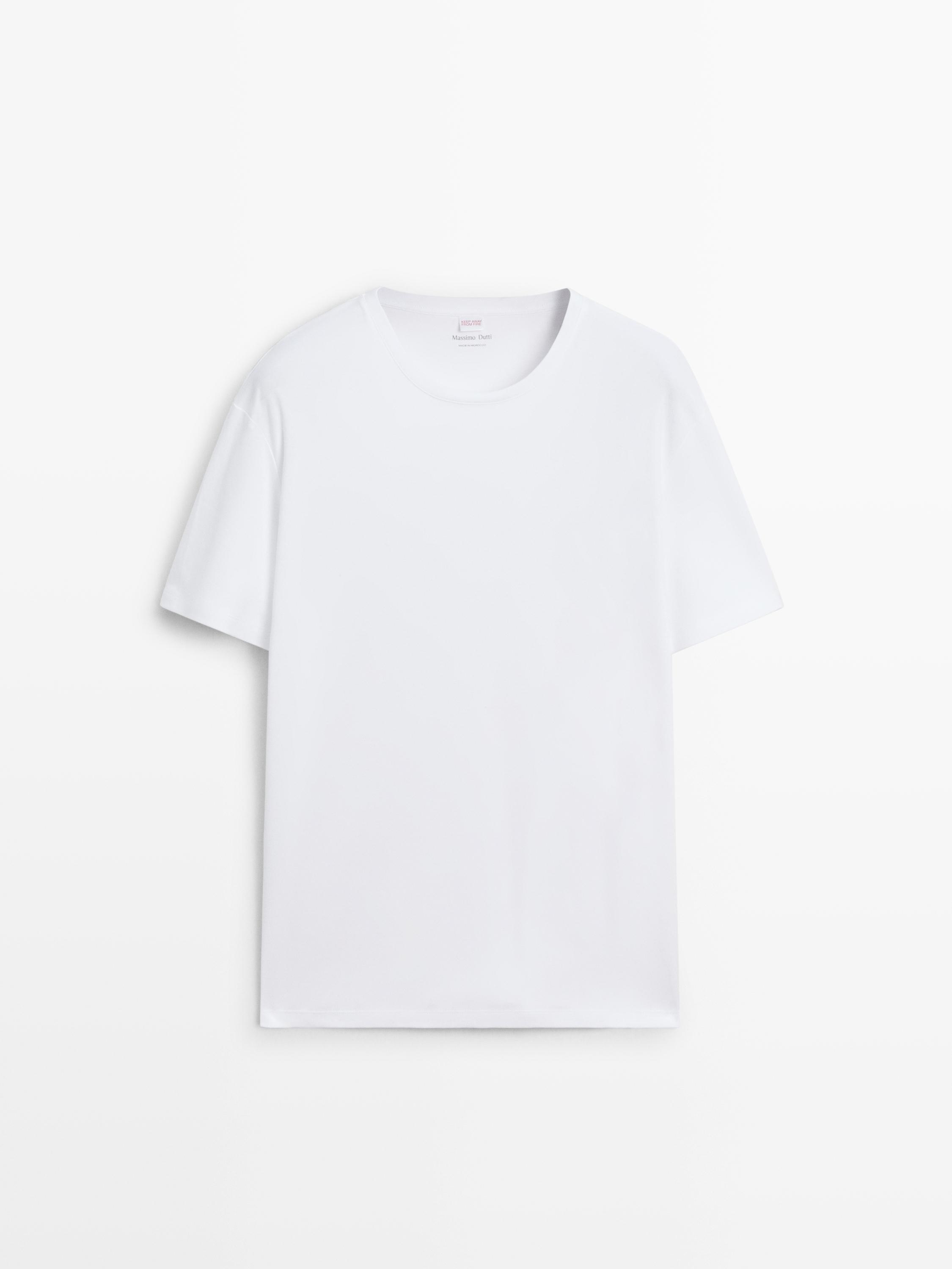 Pijama com t-shirt de manga curta e calças às riscas