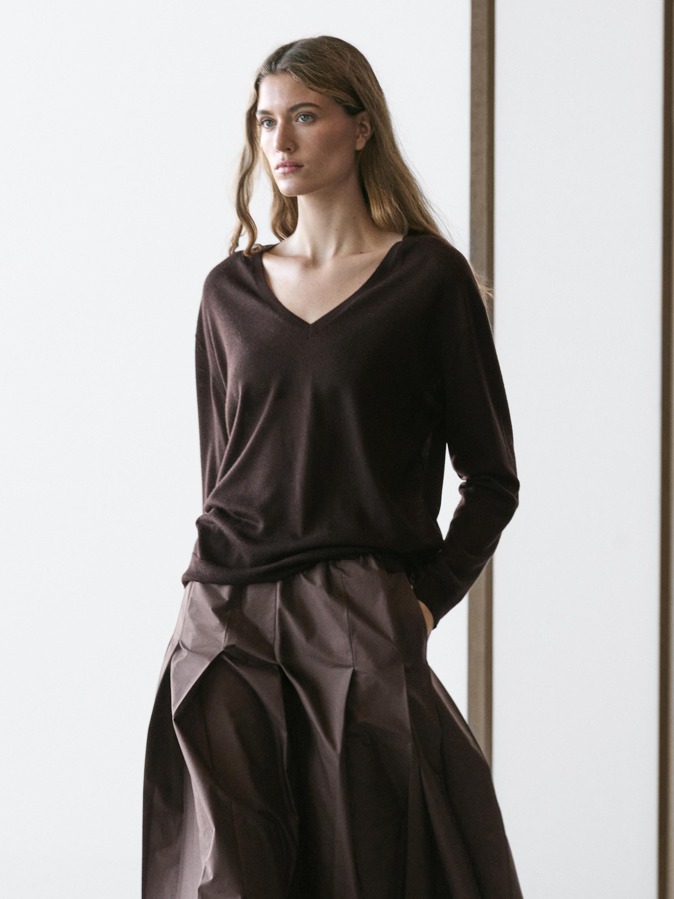 100% wool V-neck knit sweater — BROWN