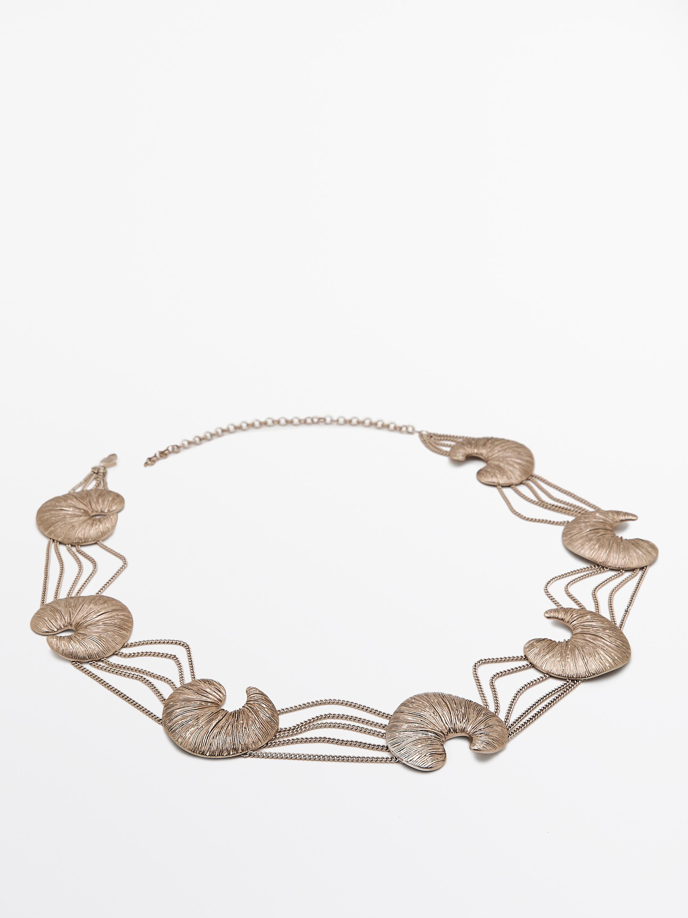 Belt with fossil pieces