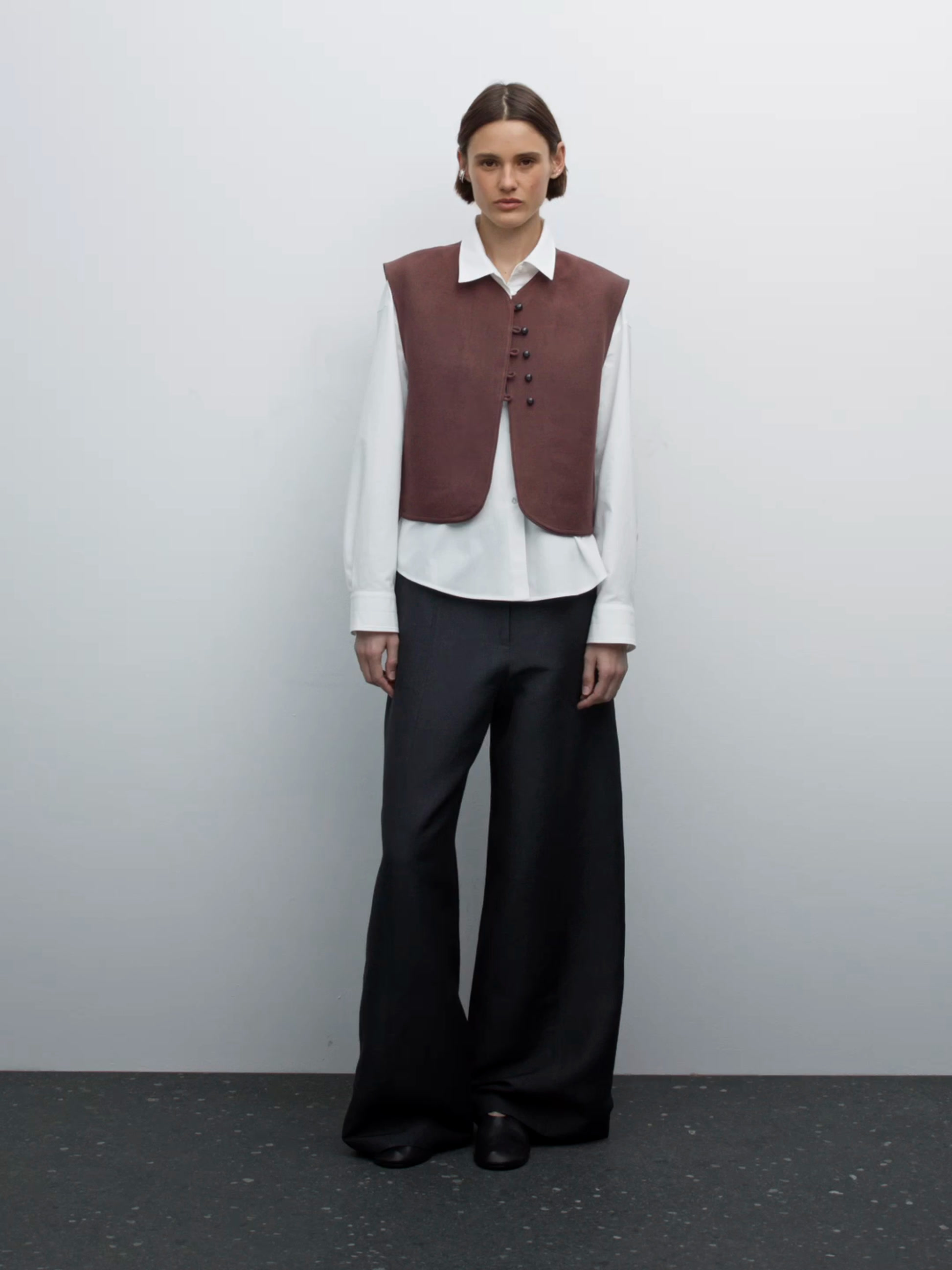 Flowing wide-leg trousers with seam details