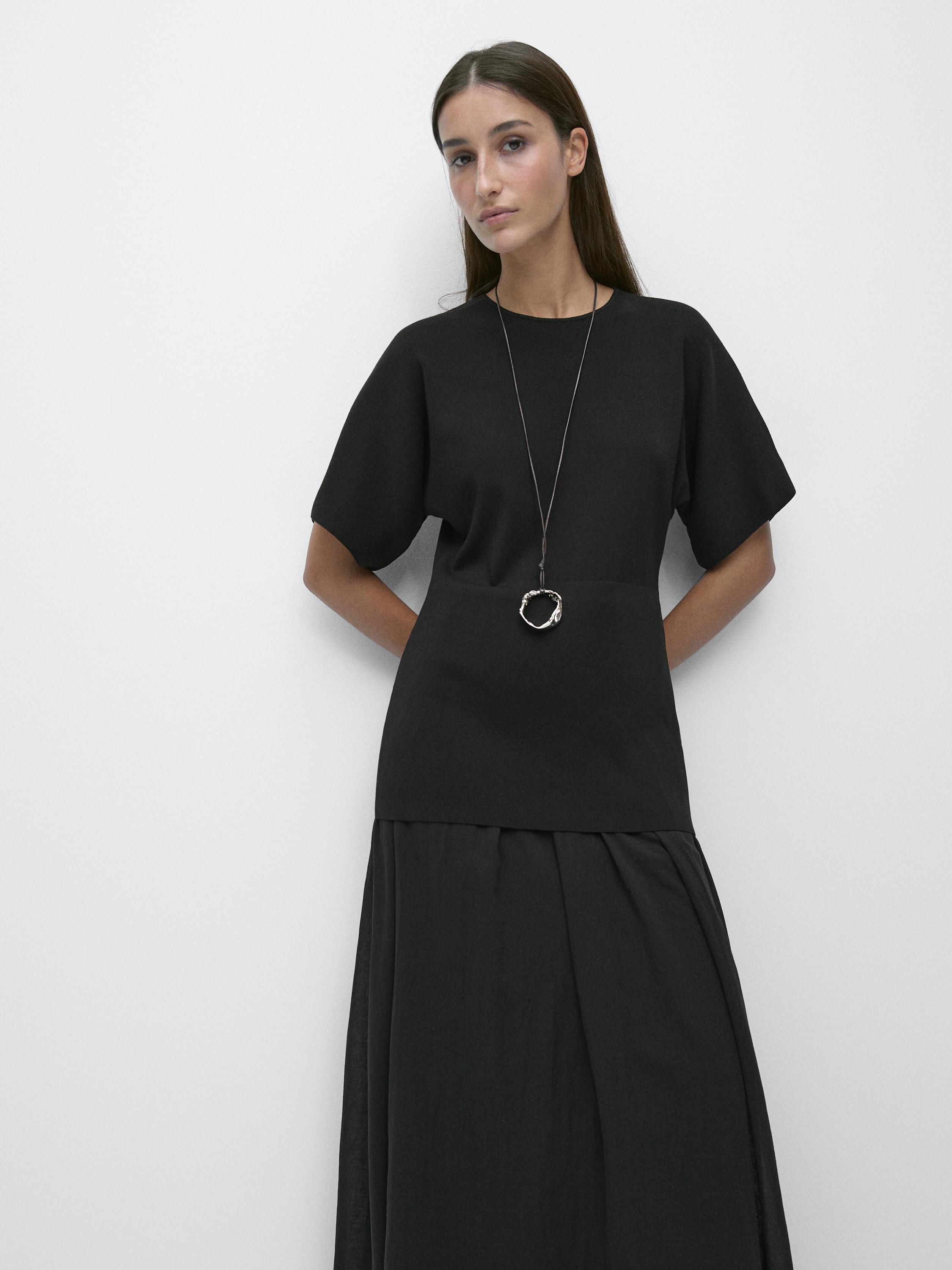 Short-sleeved black long dress set, straight cut, without additional visible details.