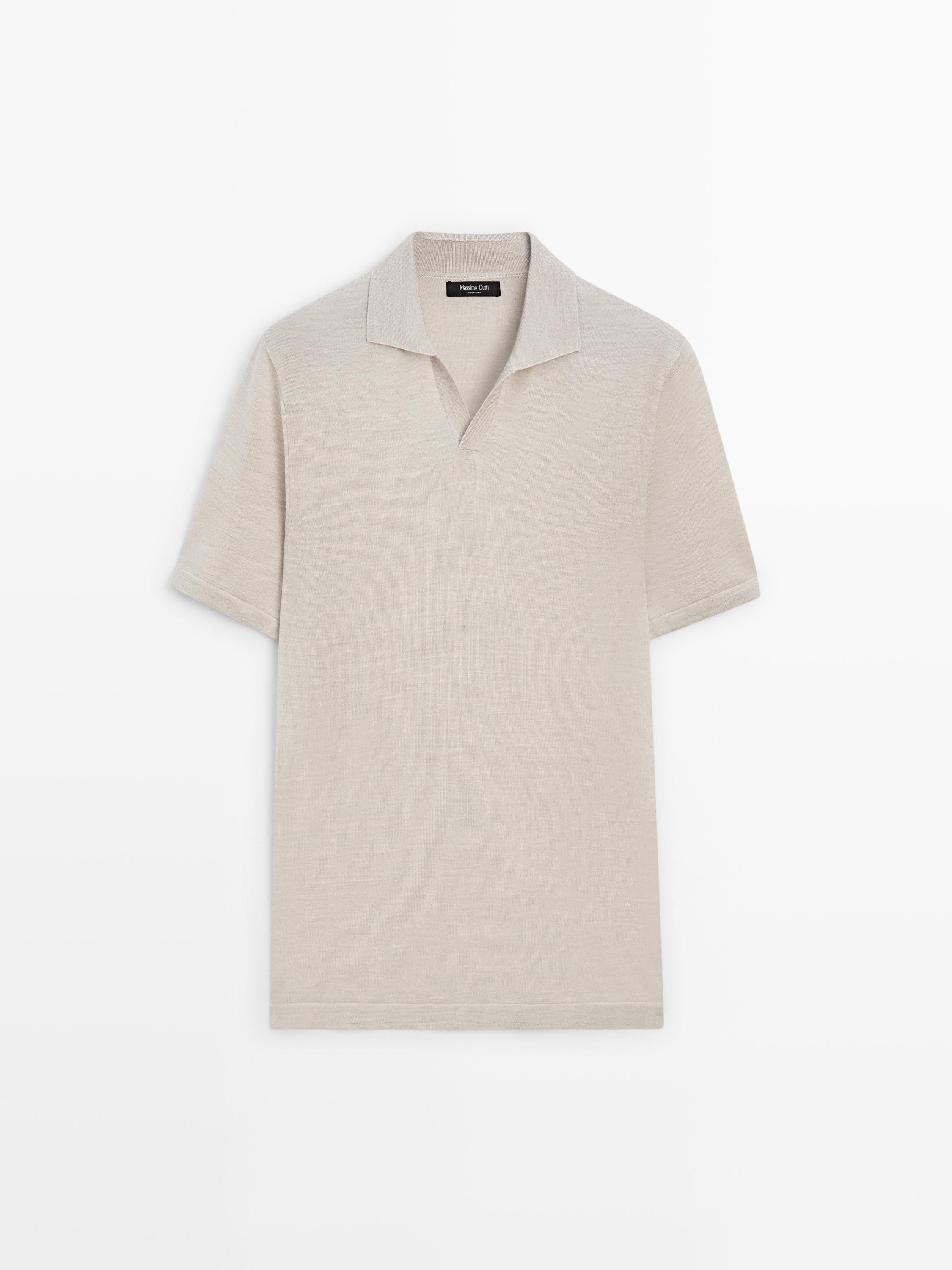 Vista frontal de un suéter beige con cuello abierto y mangas cortas.