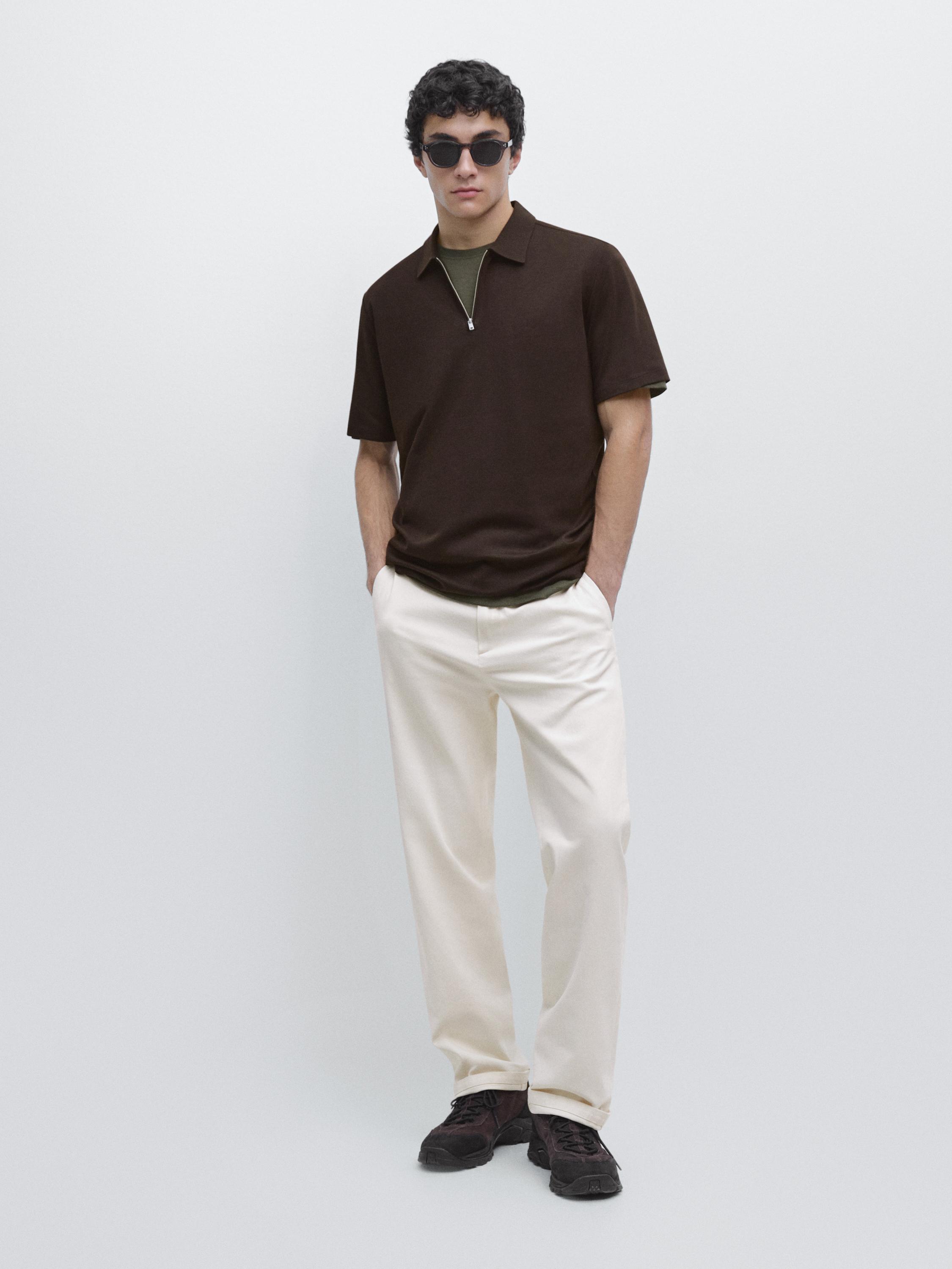 Комплект: шоколадное поло на молнии и белые брюки.