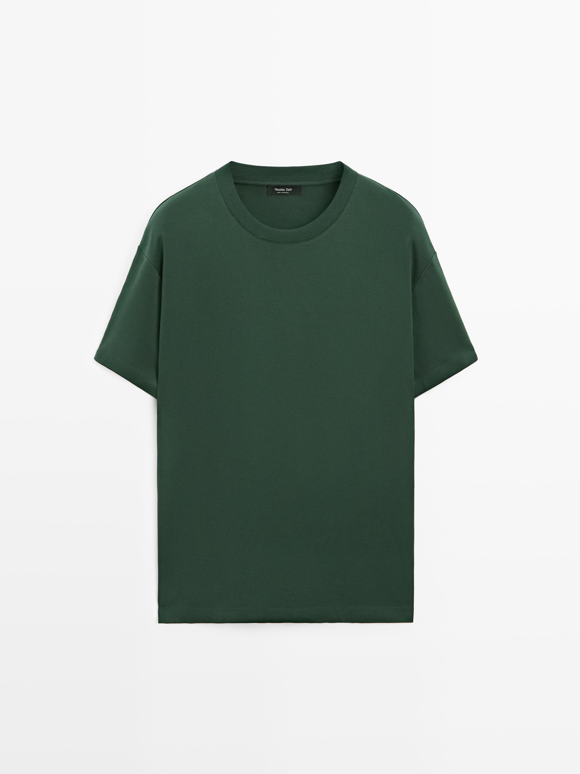 Vue de face d'un T-shirt vert foncé à manches courtes et col rond.