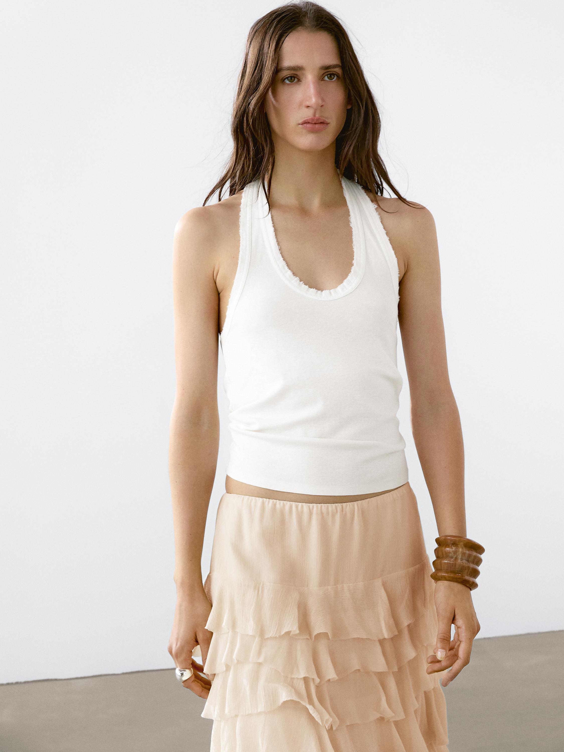 Top slim halter cu margini destrămate