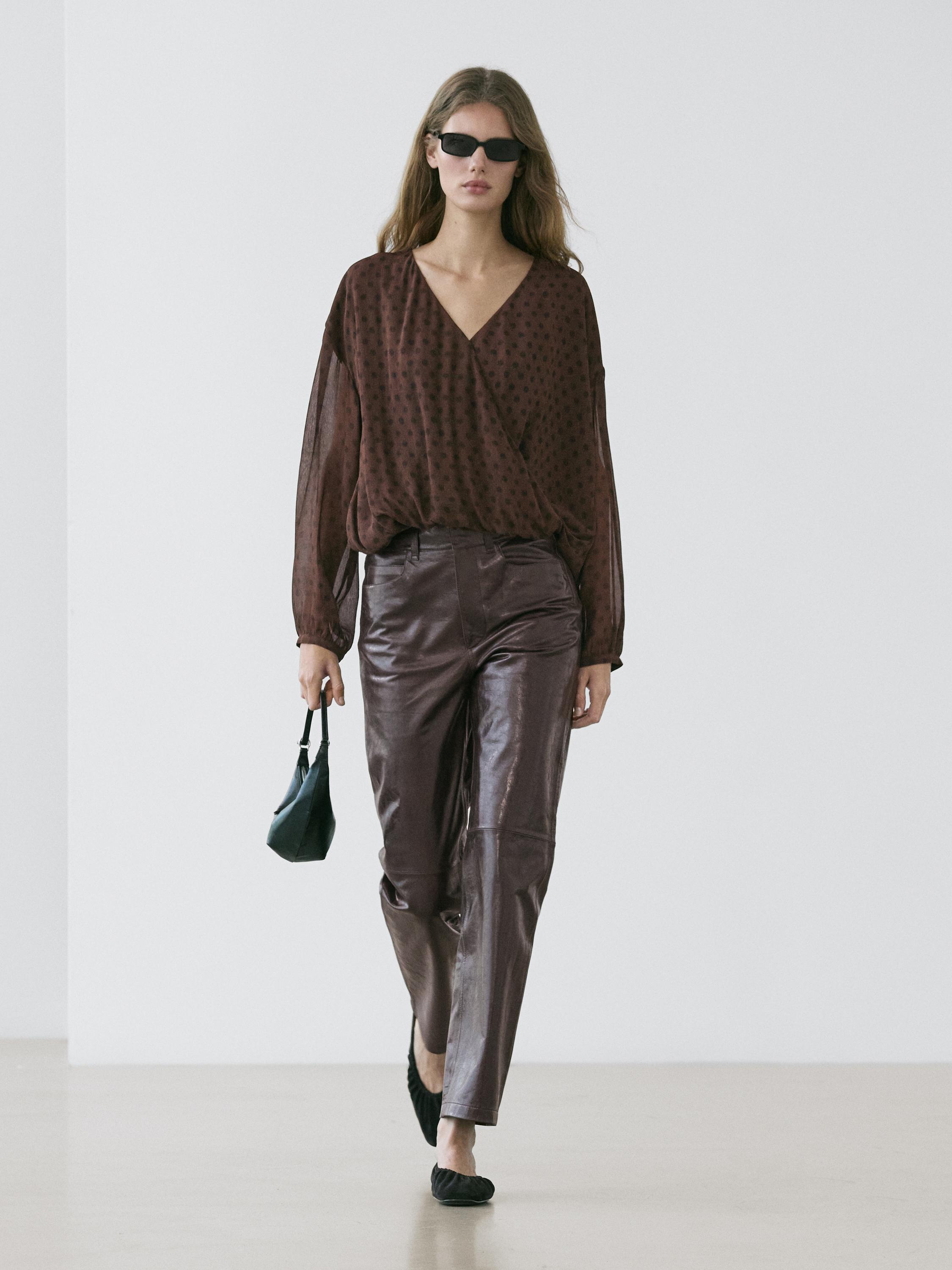 Blouse fluide cache-cœur à pois
