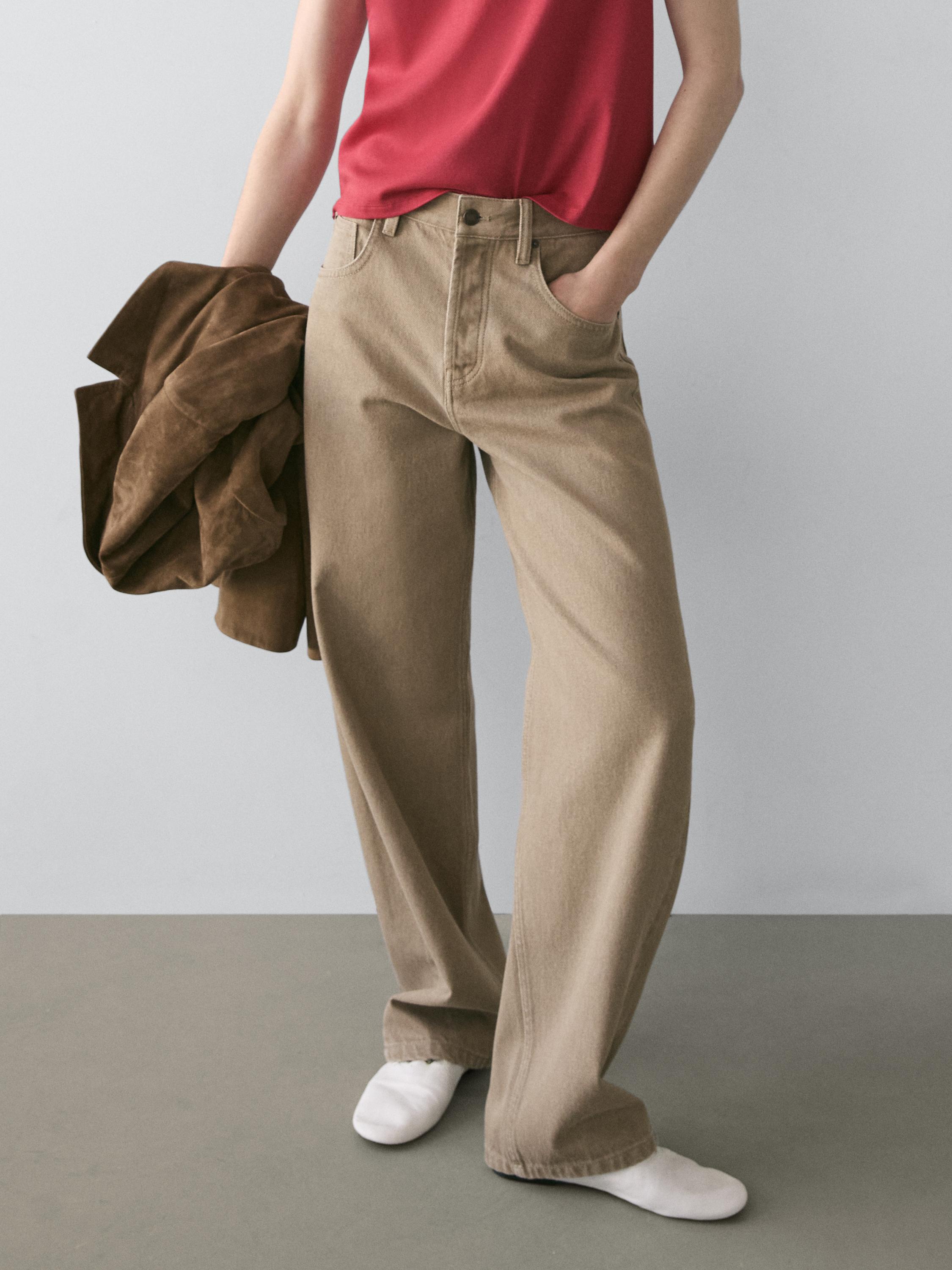 Yan cepli kum rengi balon pantolon ve kırmızı tişört takımı.