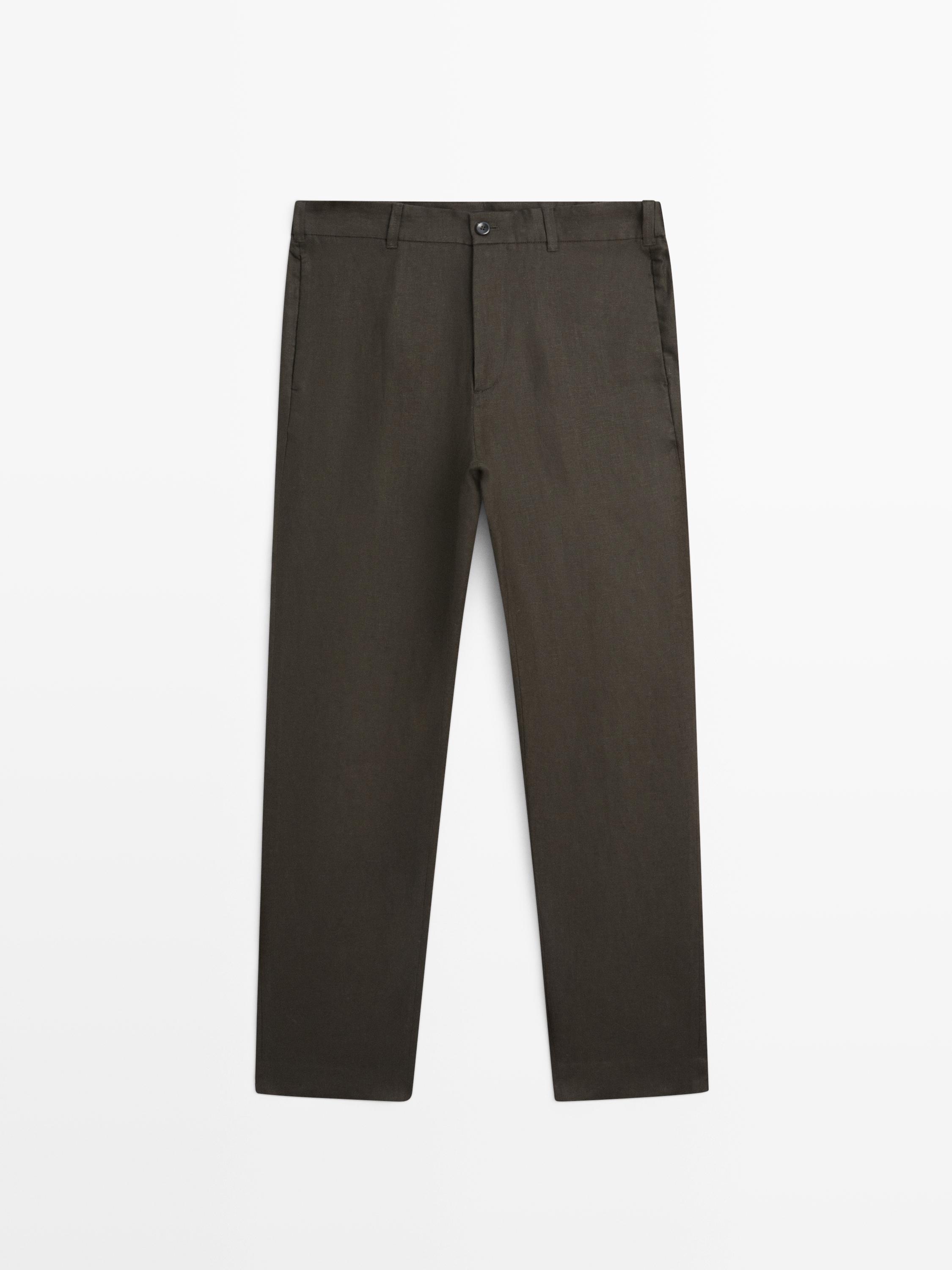 Vista frontal de pantalón verde tapered fit con bolsillos laterales y cierre de botón.