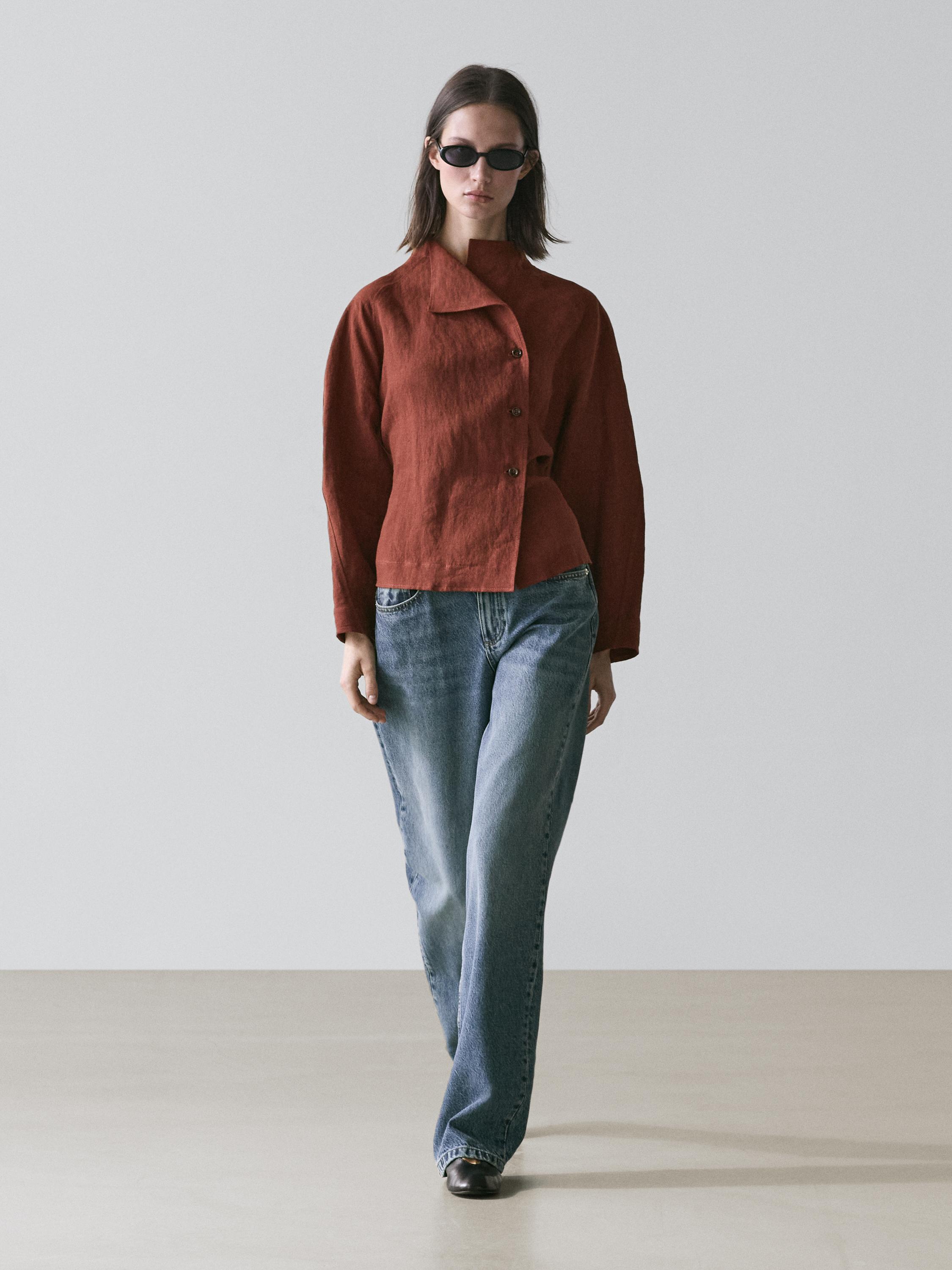 Terracotta kimono set with buttons and tie, straight-leg blue jeans, and black shoes.