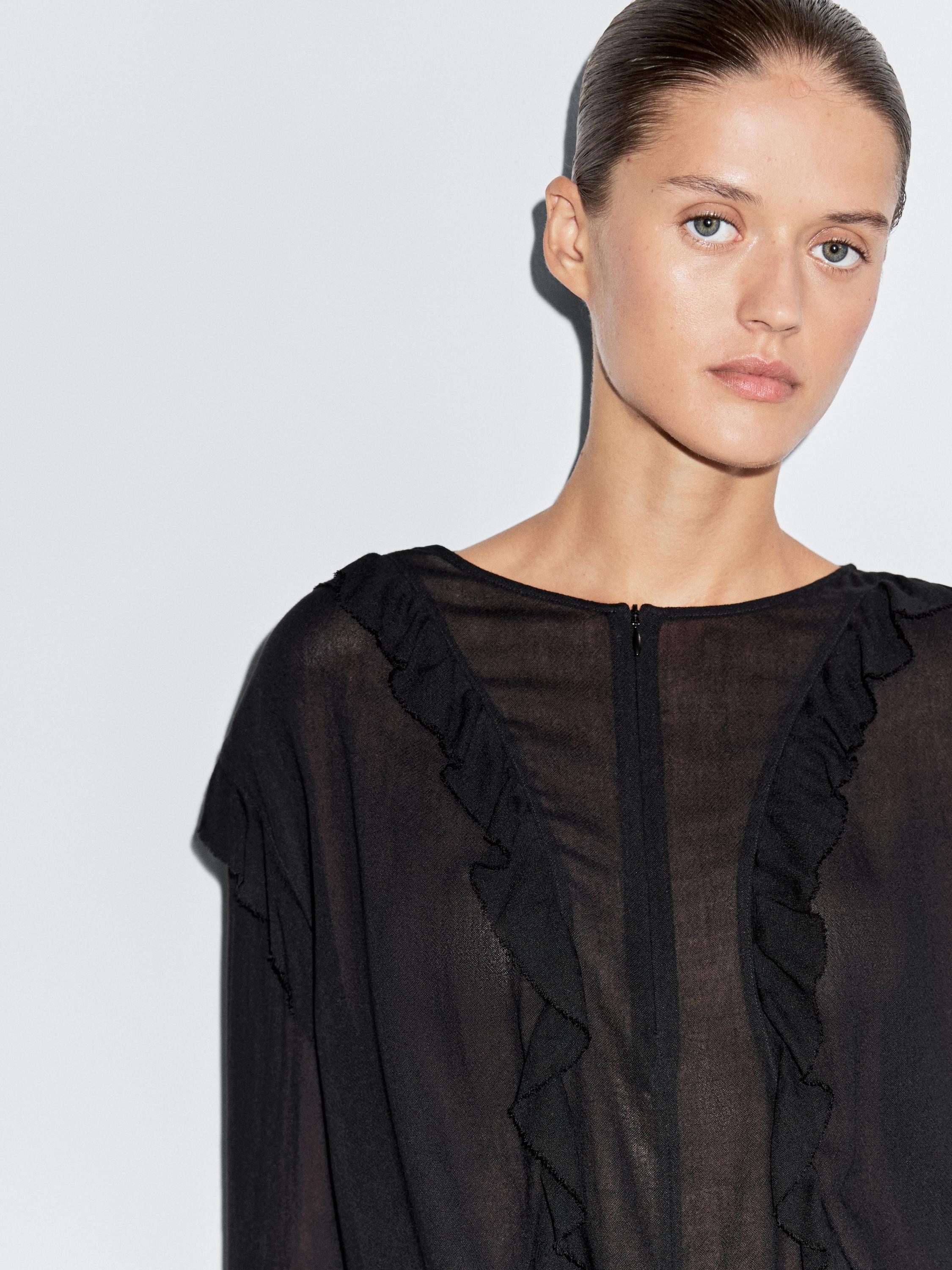 Flowing blouse with ruffles and zip