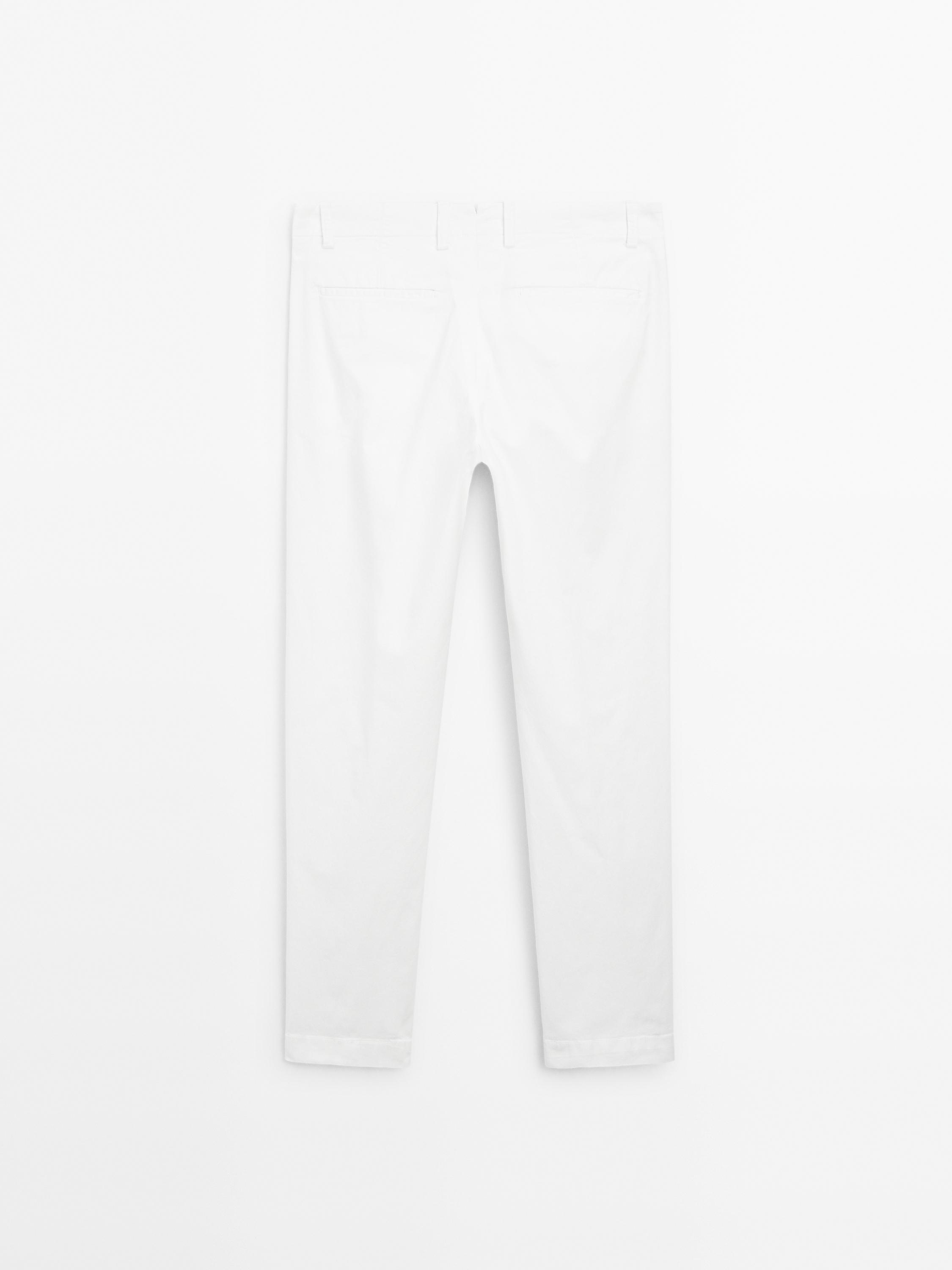 Πίσω όψη λευκού παντελονιού slim fit με διακοσμητικές πίσω τσέπες και θηλιές για ζώνη.