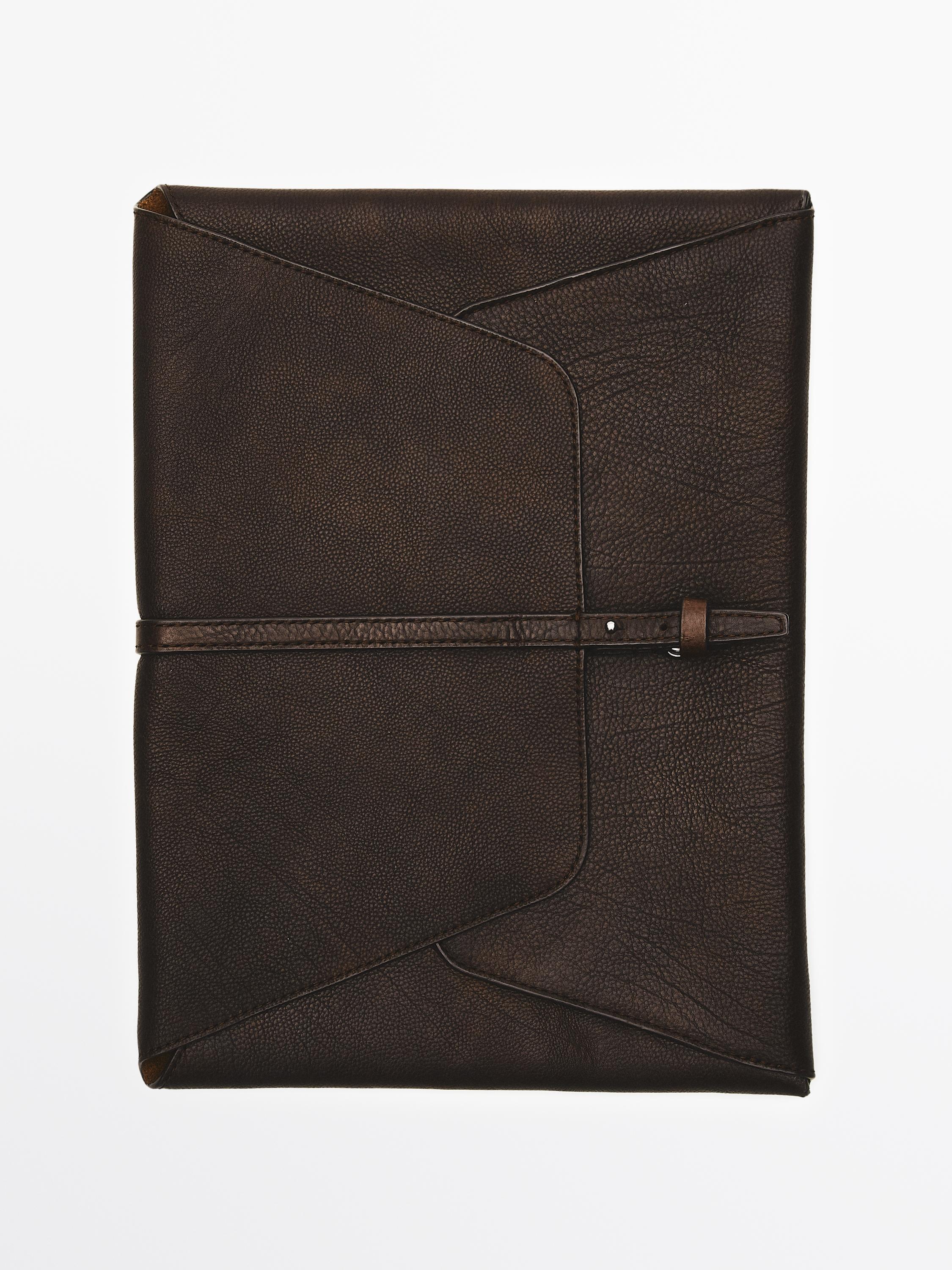 Vista frontal de funda per a iPad marró amb tancament de corretja i disseny geomètric a la solapa.