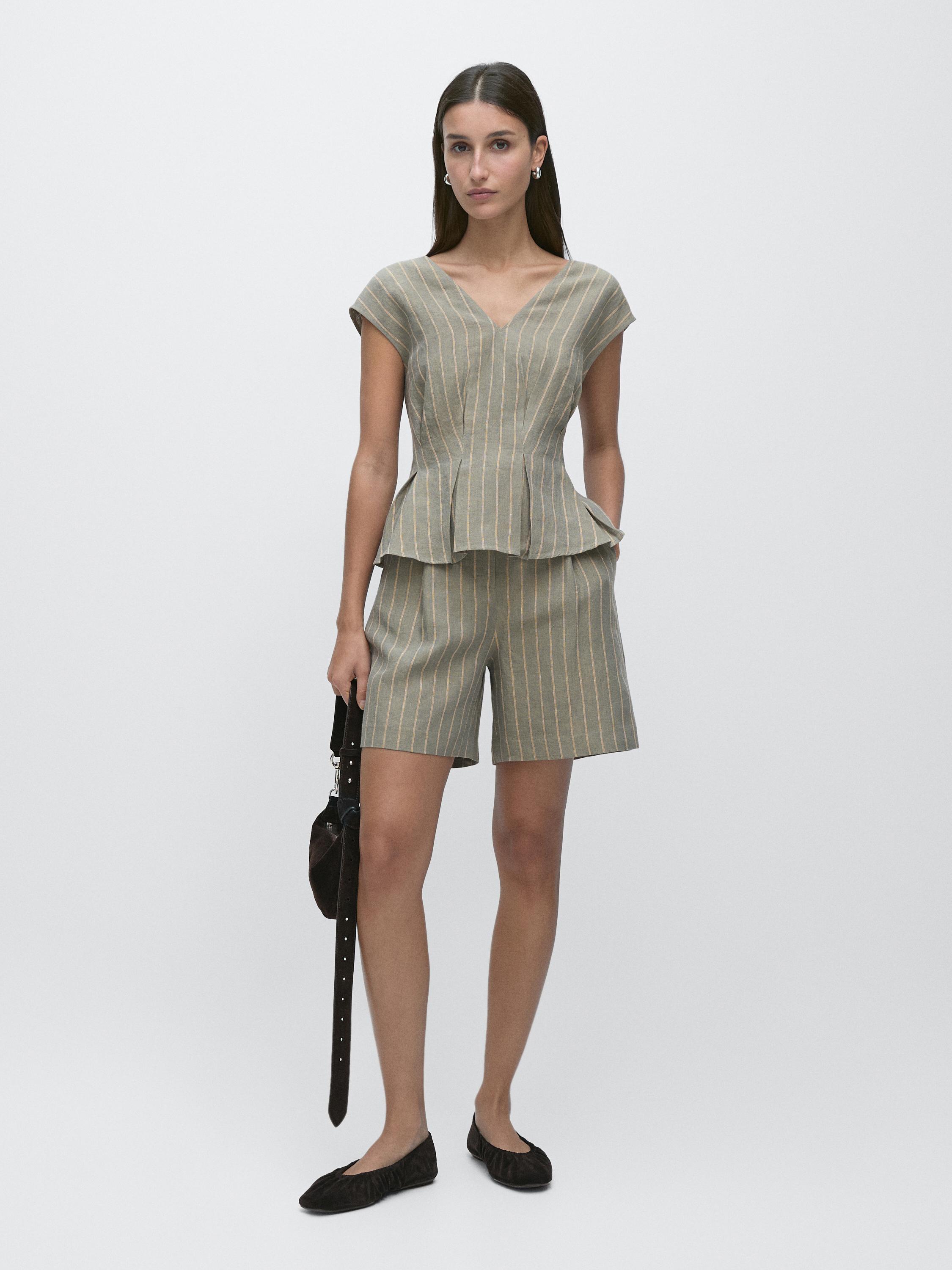 Conjunto de top y bermuda pistache con rayas verticales. Top con escote en V y mangas cortas, bermuda con bolsillos laterales.