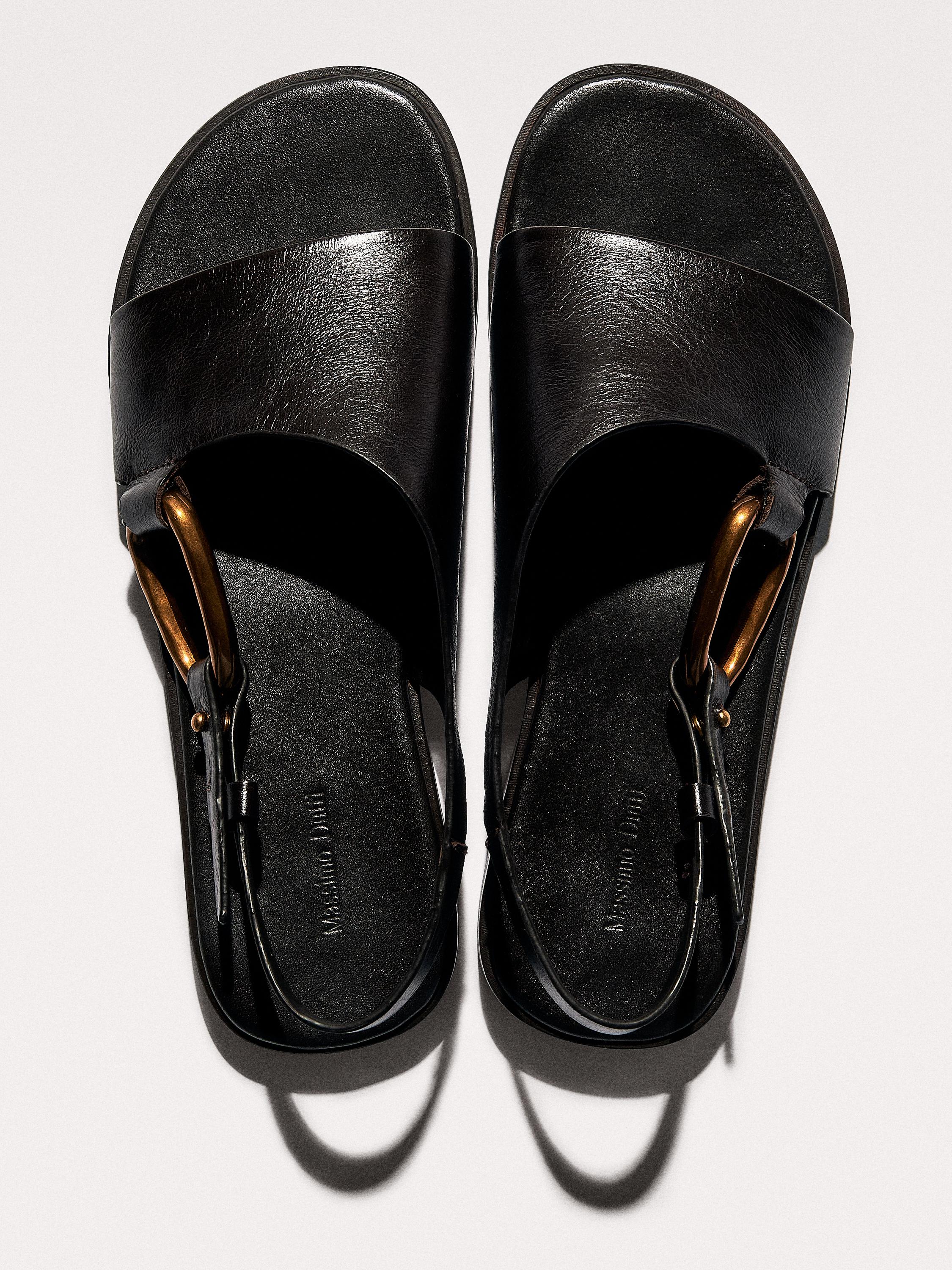 Leather sandals with ring detail