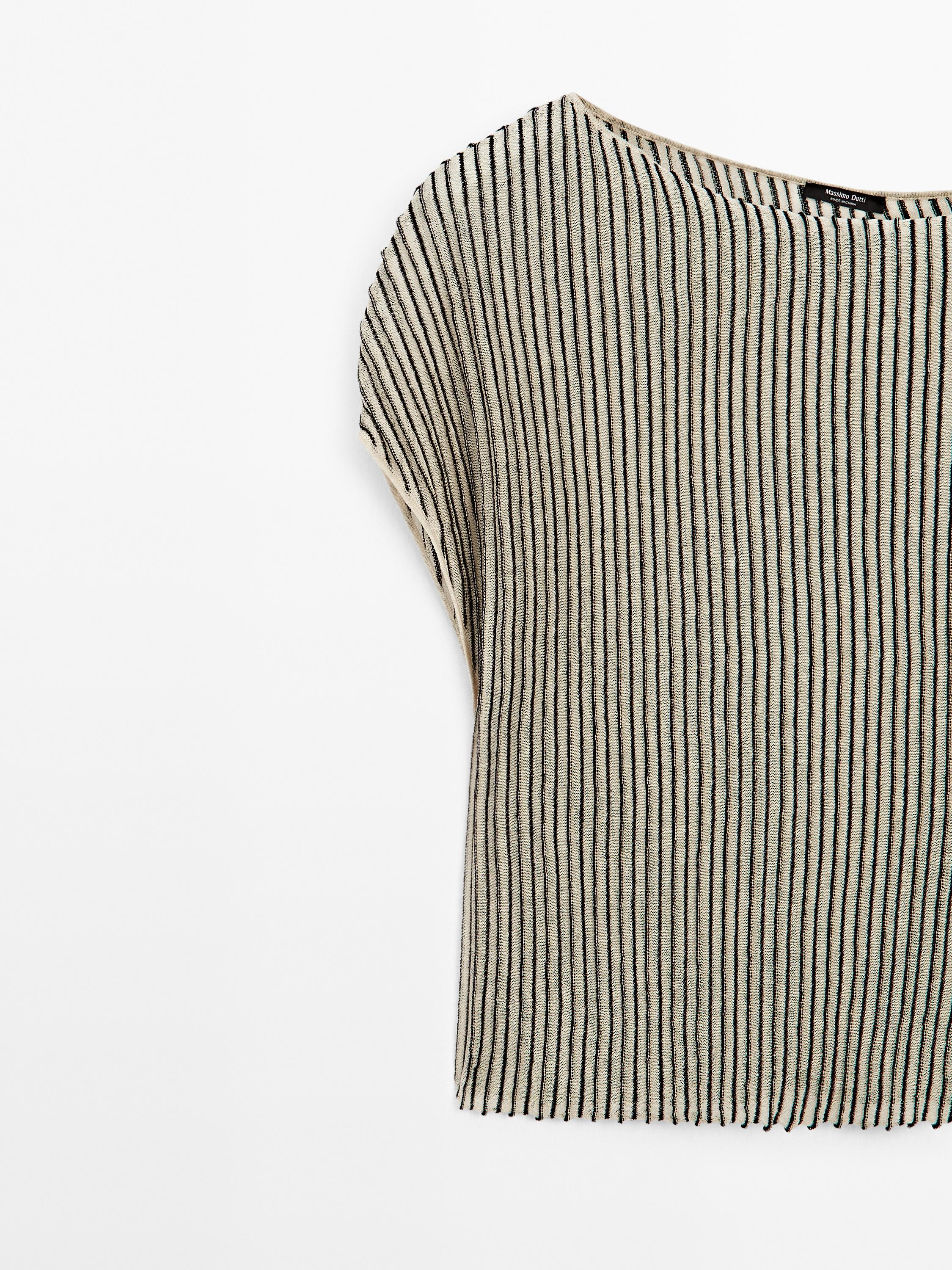 Loose-fitting pleated top with flecked detail