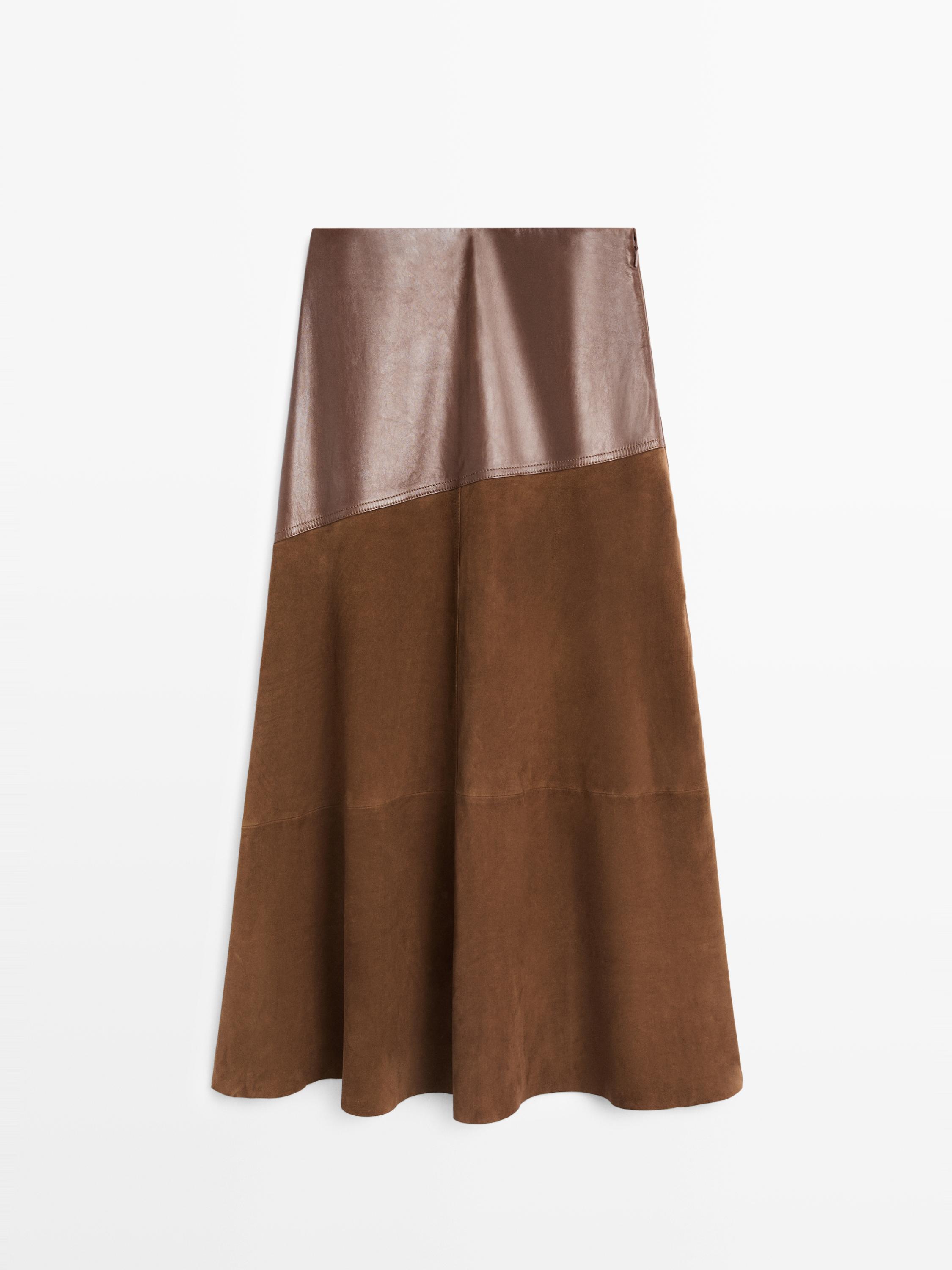 Vista frontal de saia castanha com bainha assimétrica e design de painéis.