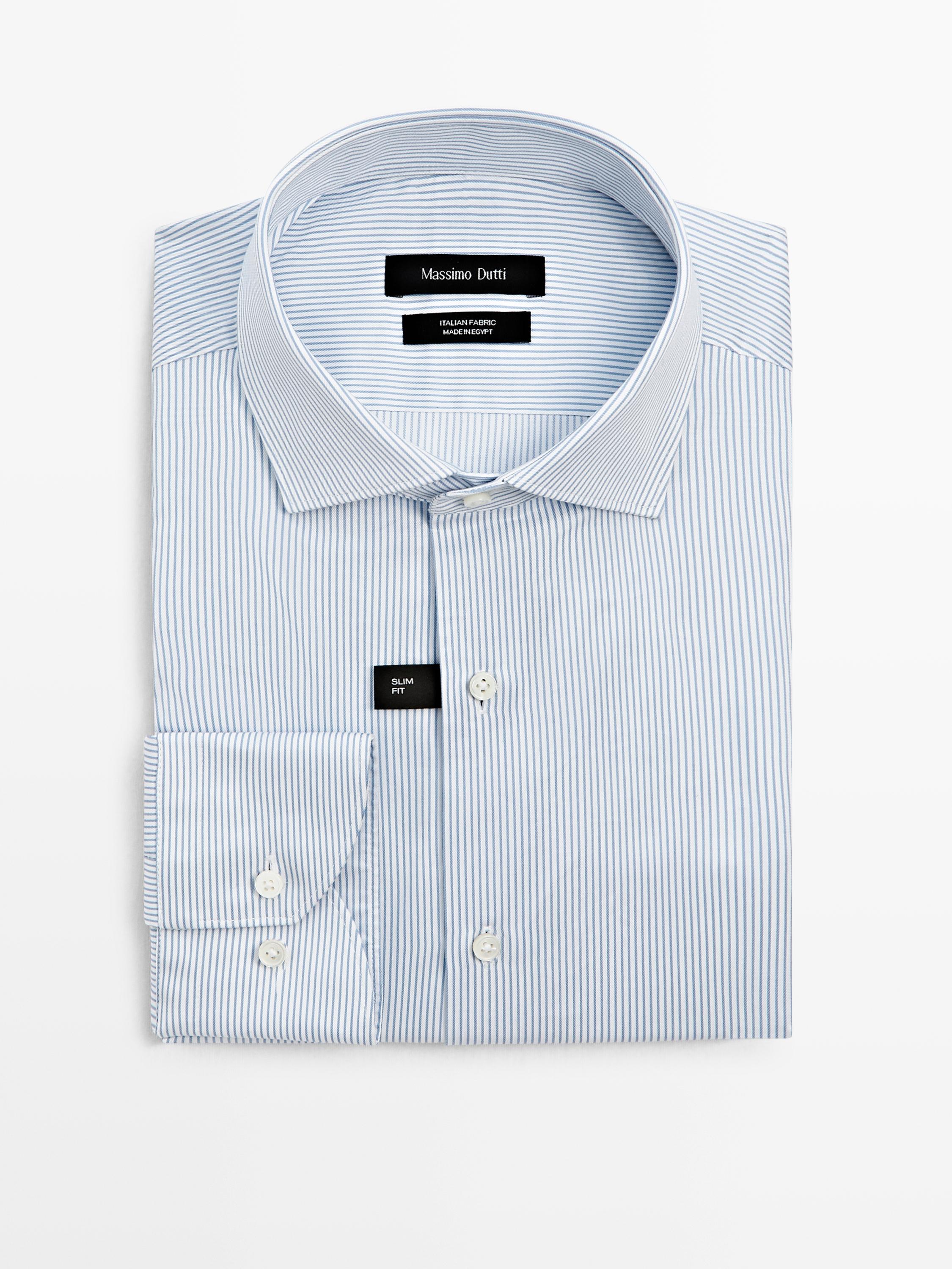 „Vorderansicht eines hellblauen Hemdes mit feinen Streifen, langen Ärmeln, klassischem Kragen, weißen Knöpfen, sichtbarer Aufschrift ‚SLIM FIT‘.“