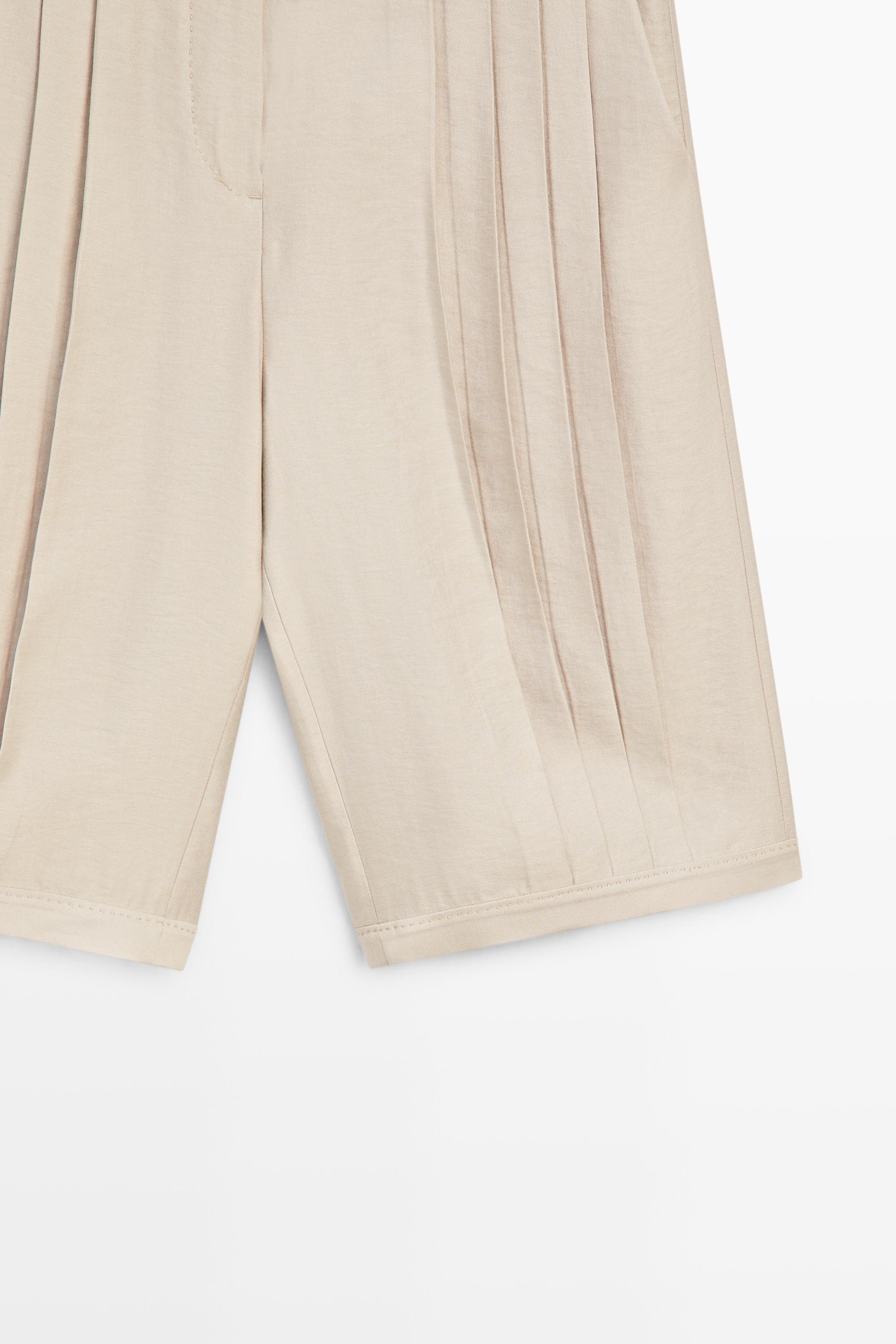 Flowing pleated Bermuda shorts - STUDIO — STONE