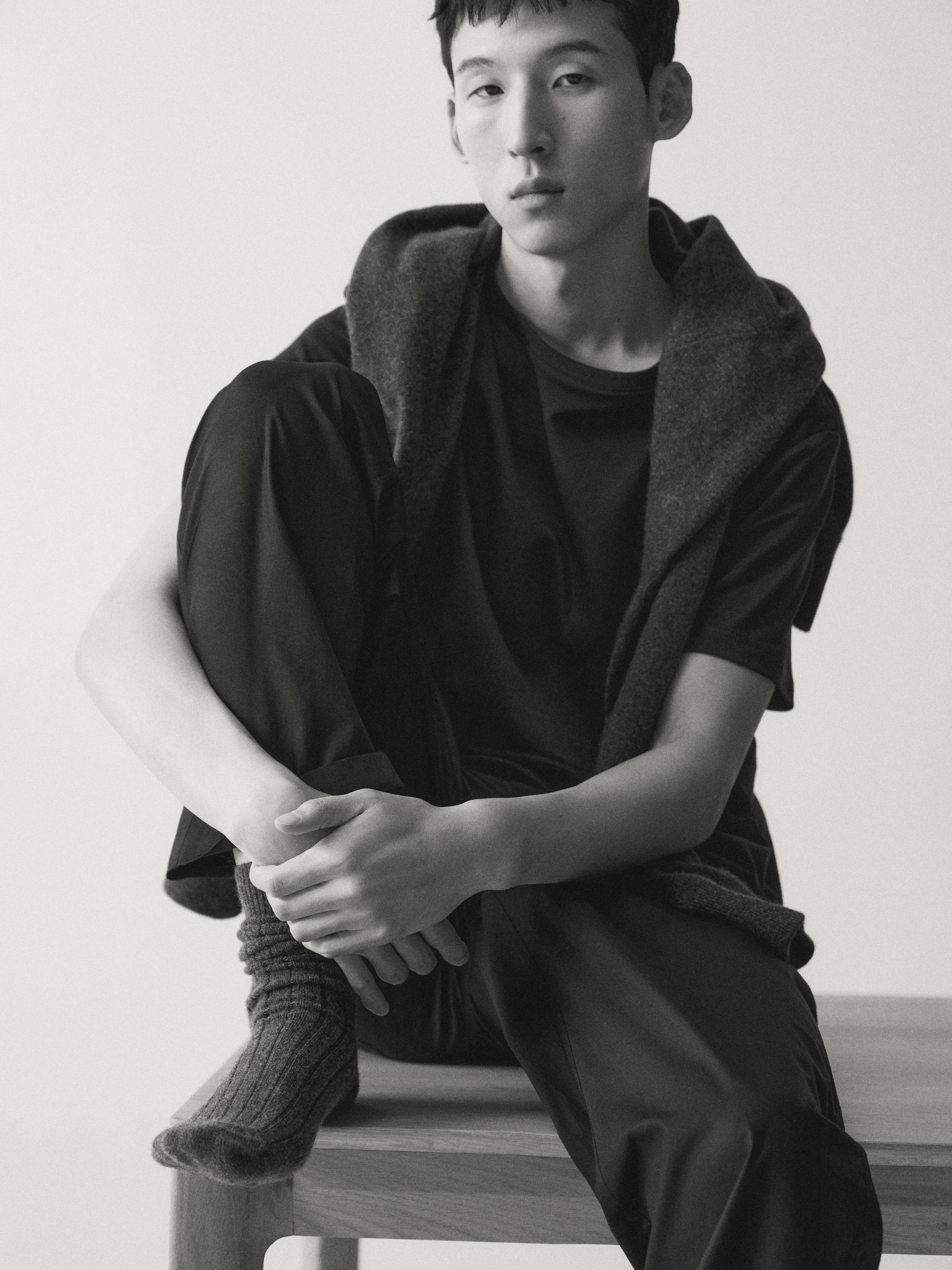 Qora paypoq, poyabzal va bluzkadagi seksi qoramagiz Qora paypoq, poyabzal va bluzkadagi seksi qoramagiz