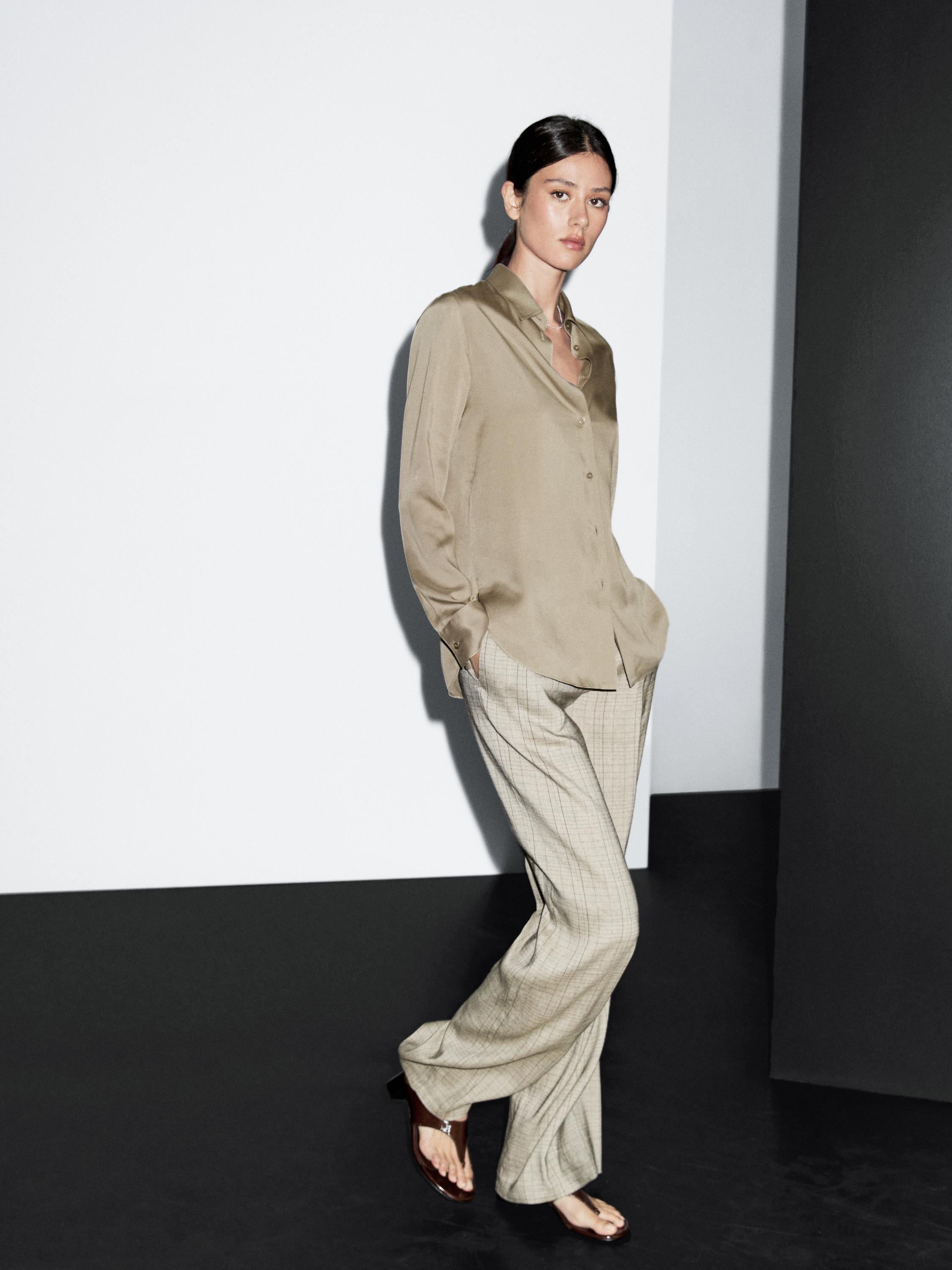 Flowing shirt with shirt collar