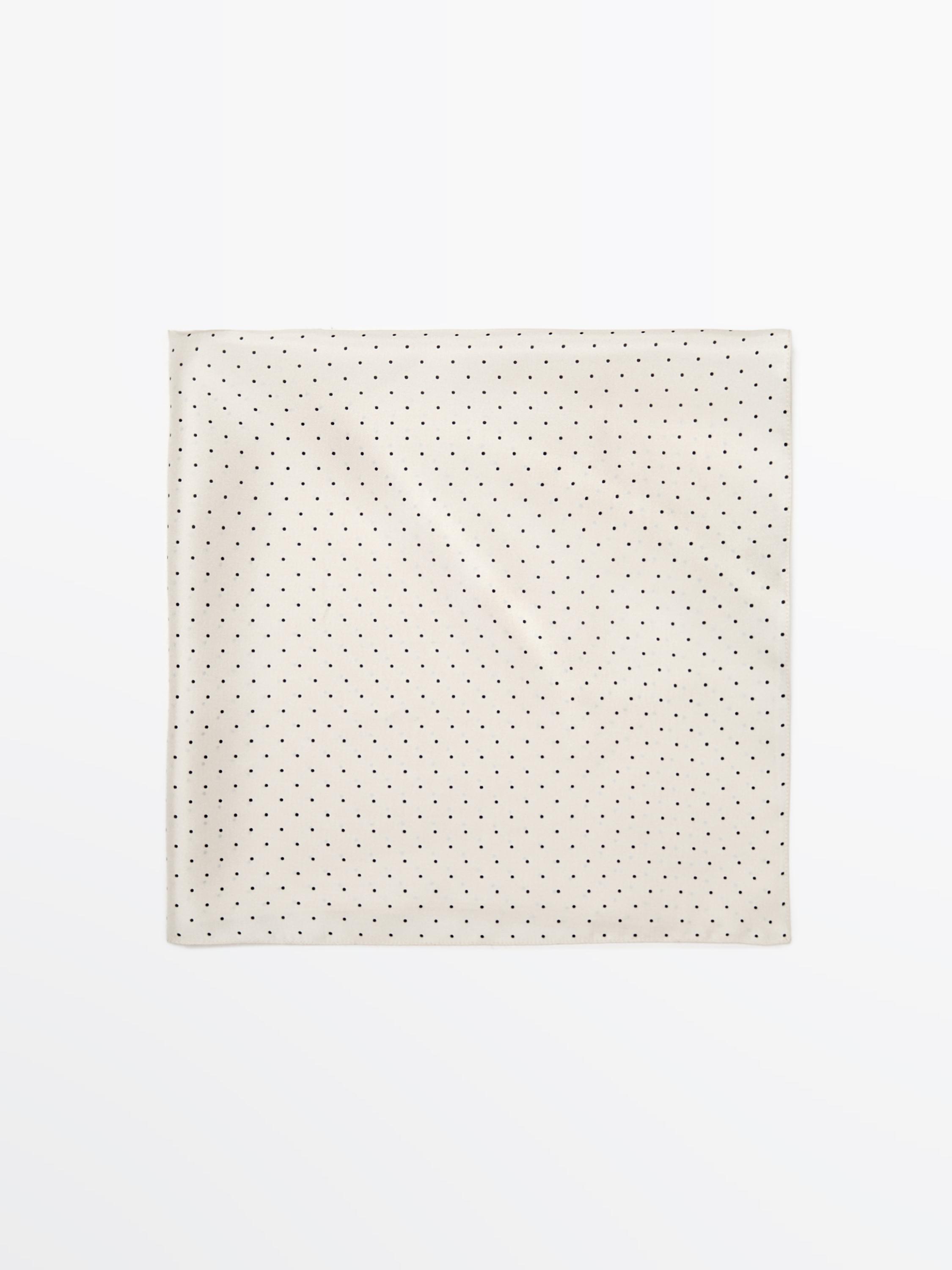 Zapi zuri baten aurrealdeko bista, lunula beltz txikien estanpatuarekin.