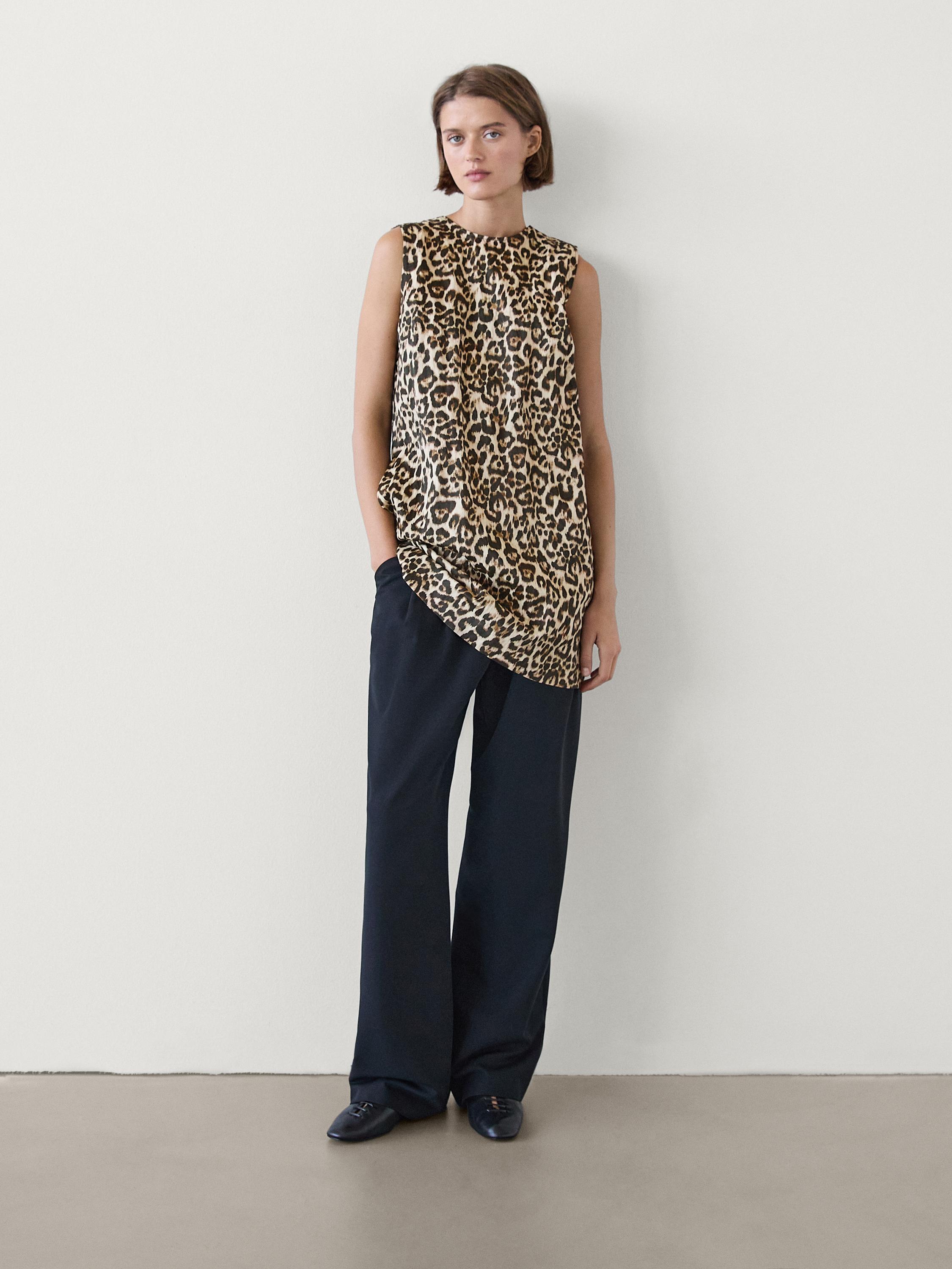 Ensemble composé d'un chemisier sans manches à imprimé léopard et d'un pantalon noir à jambes larges