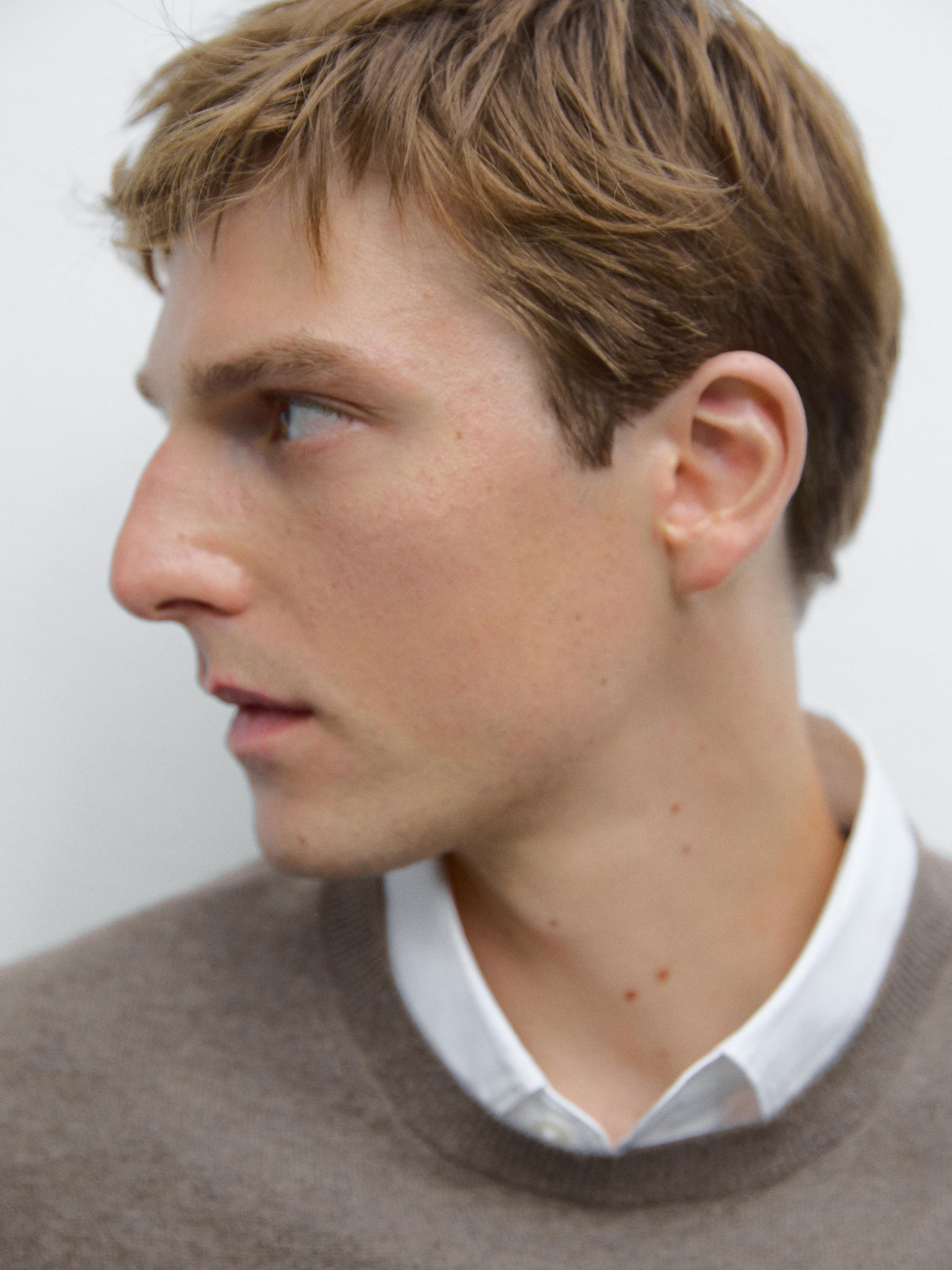 Cashmere knit sweater with a crew neck